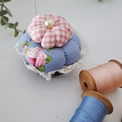 Alfineteiro tecido floral e xadrez com dois carretéis de linha