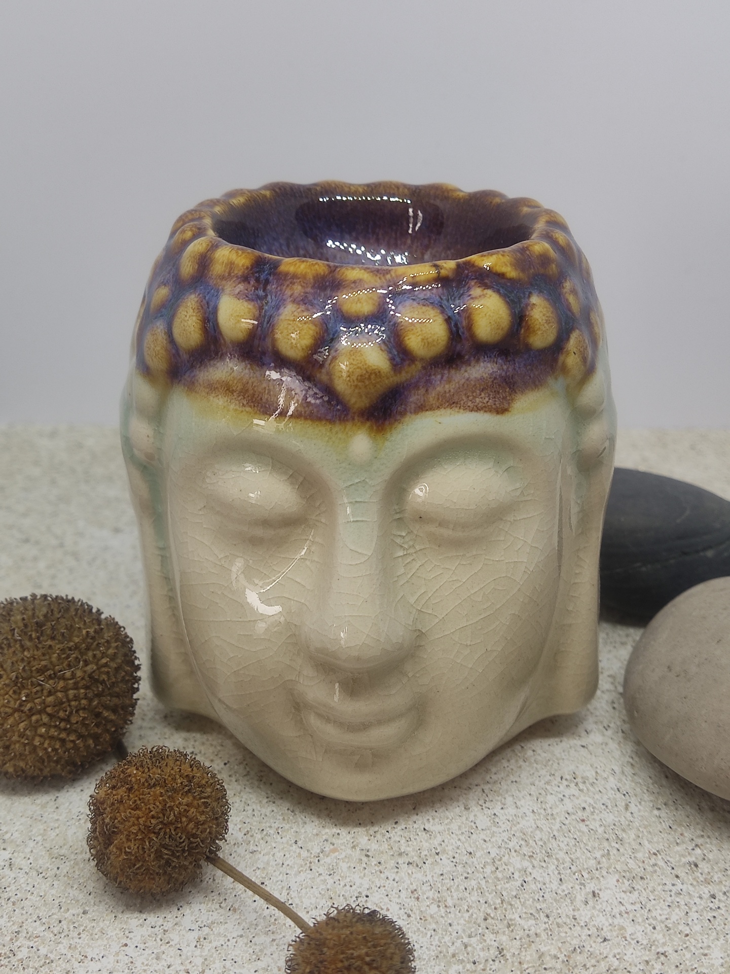 Vaso cerâmico cabeça de Buda com padrão amarelo e castanho e acabamento craquelado