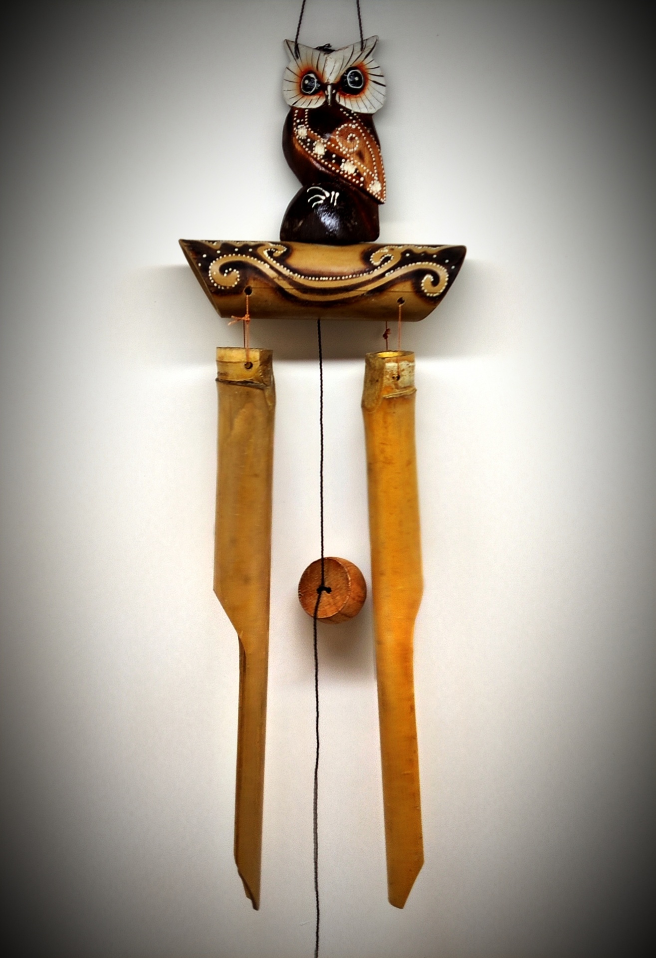 Sino dos ventos com coruja decorativa em madeira pintada