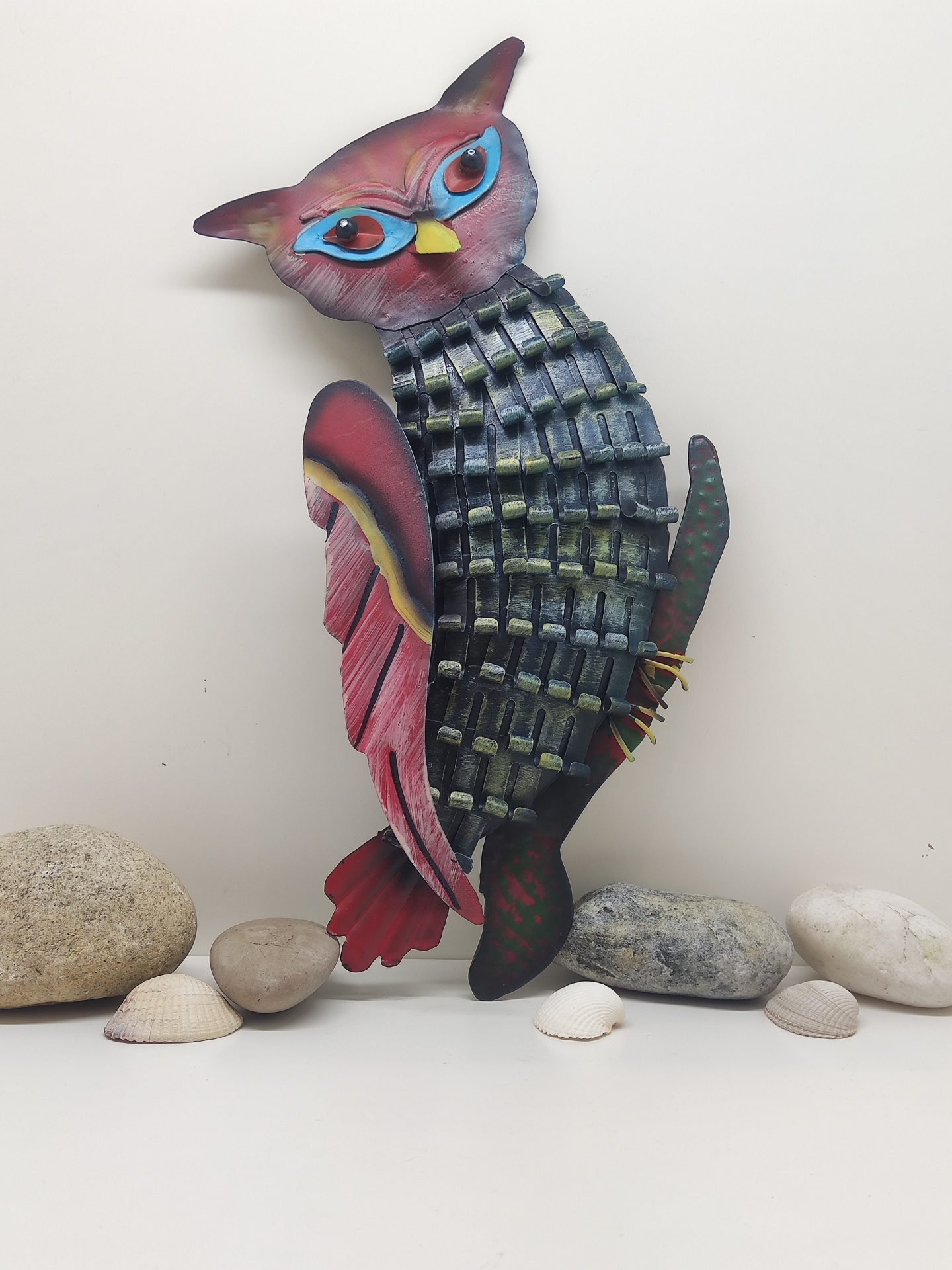 Estátua decorativa de coruja colorida em metal