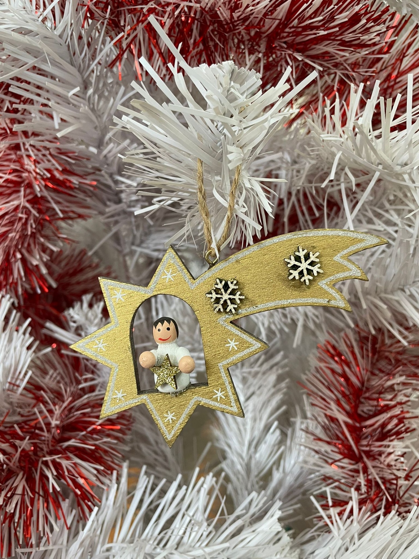 Enfeite de Natal em madeira em forma de estrela cadente com anjo no centro