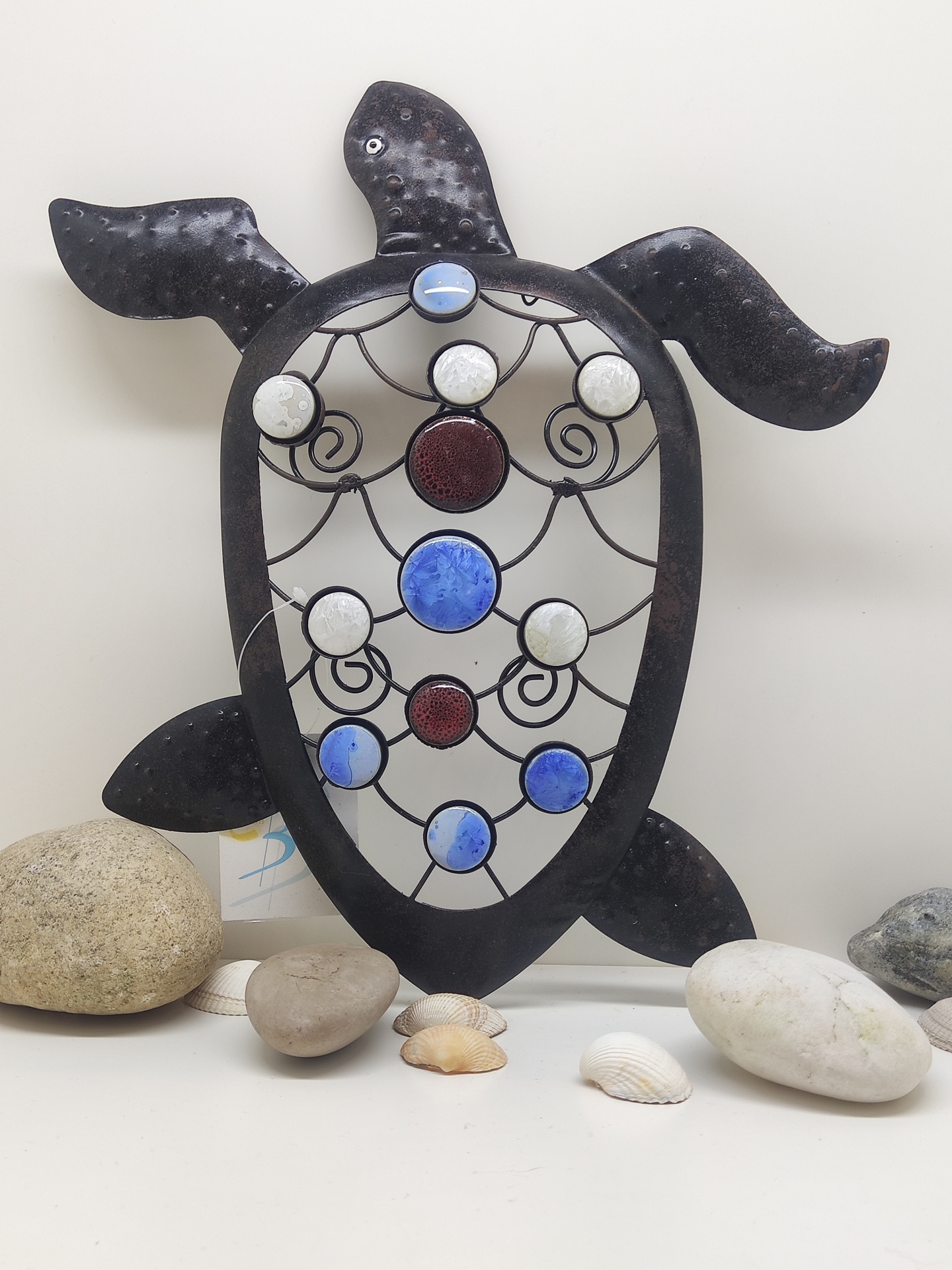 Escultura decorativa de tartaruga de metal com detalhes coloridos e pedras naturais