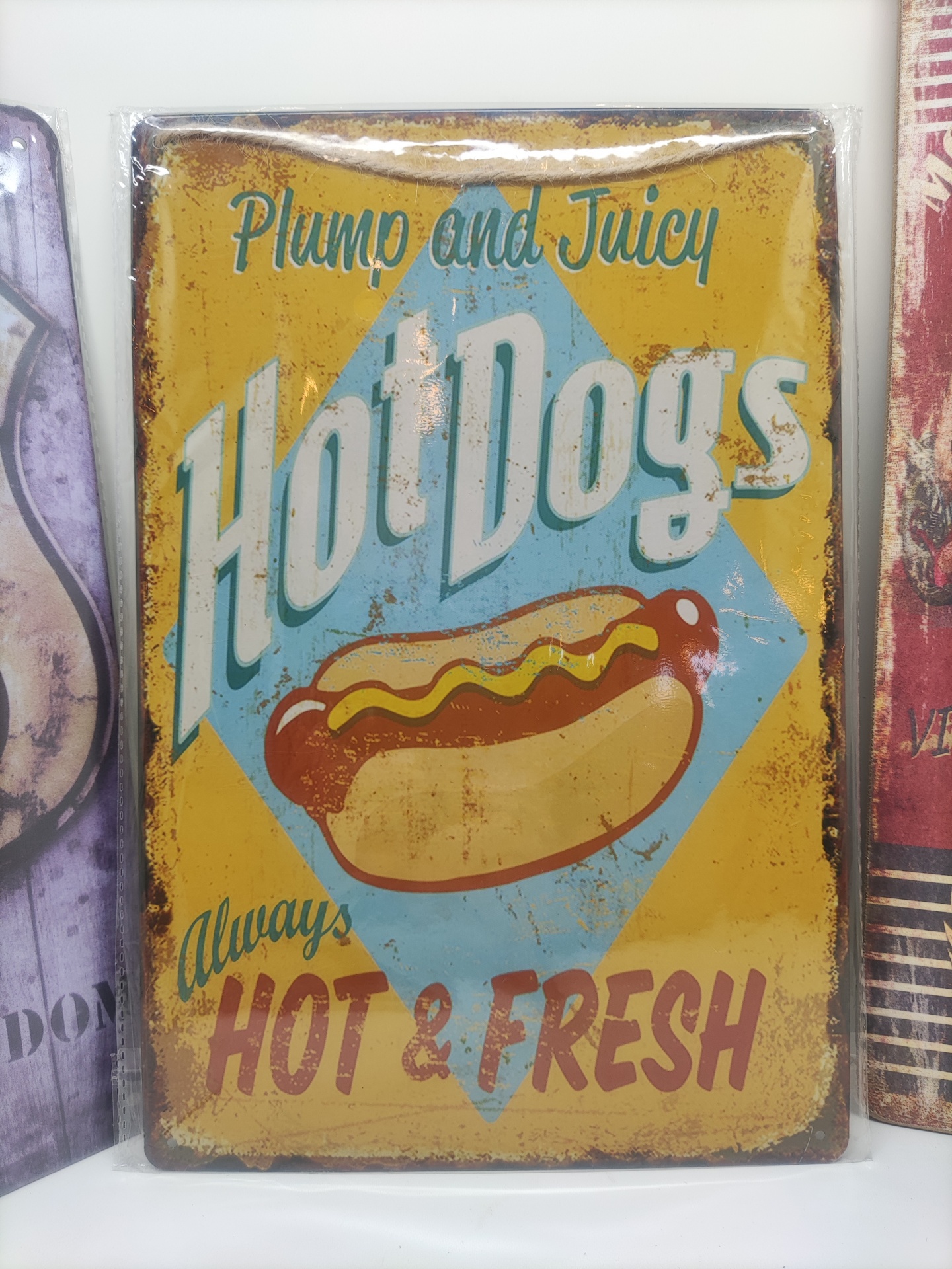 Placa decorativa em metal com design de hot dog e texto colorido