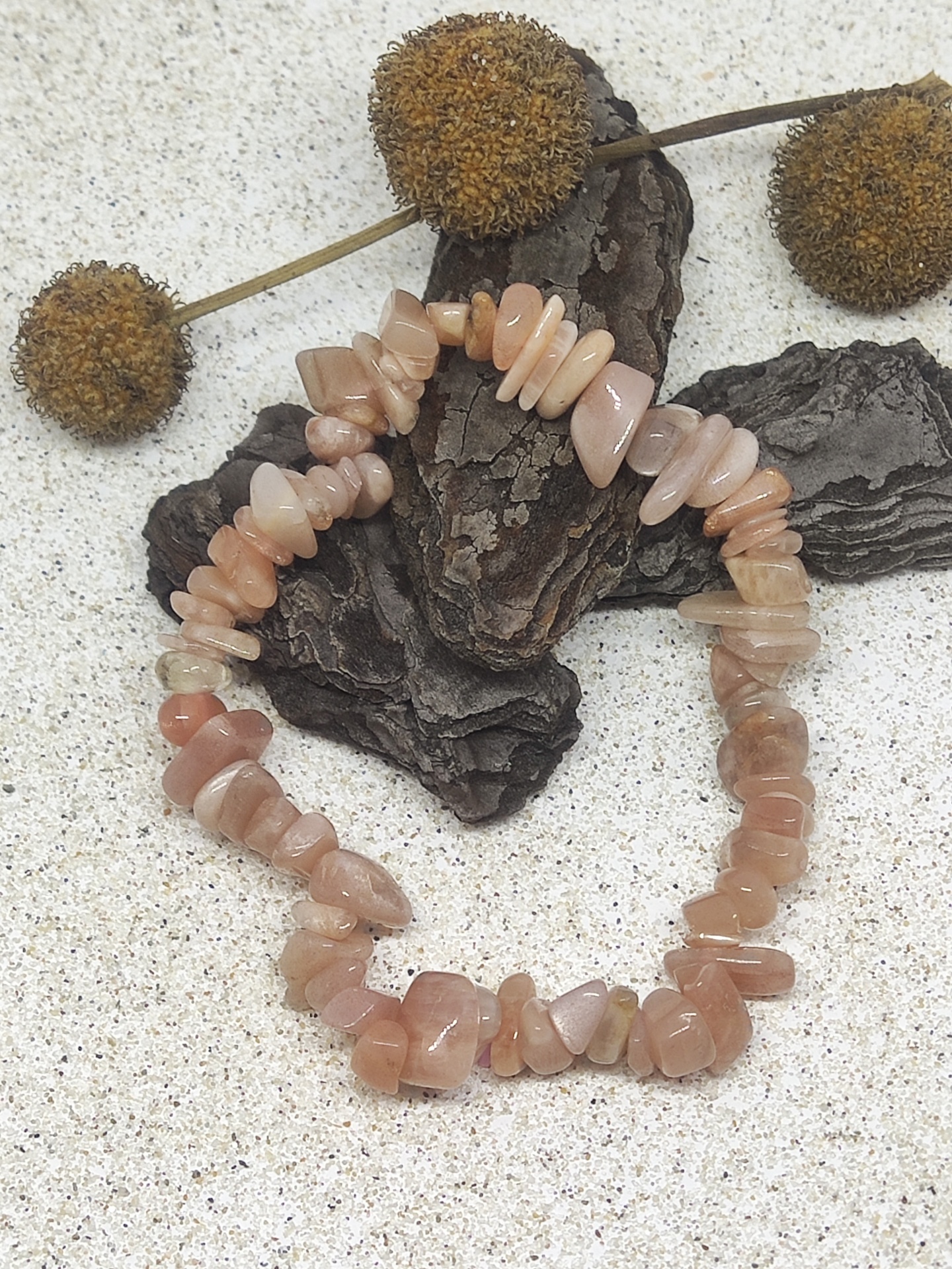 Pulseira de pedras rosas irregulares com casca de árvore e botões secos