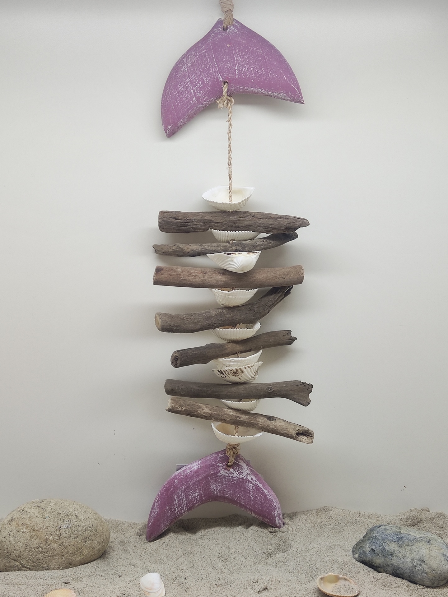 Móbile decorativo de madeira, conchas e caudas de peixe lilás