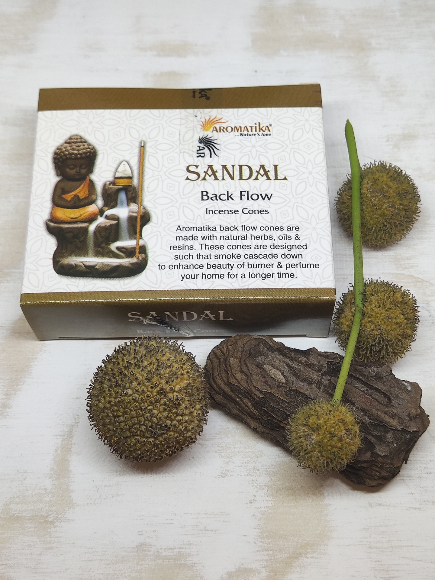 Caixa de cones de incenso Aromatika Sandal Back Flow com decorações naturais ao redor