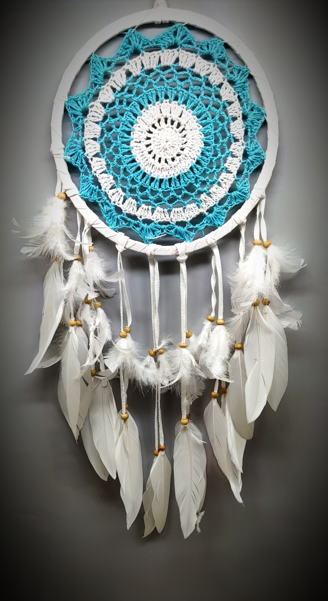 Apanhador de sonhos branco com croché azul e branco e penas brancas