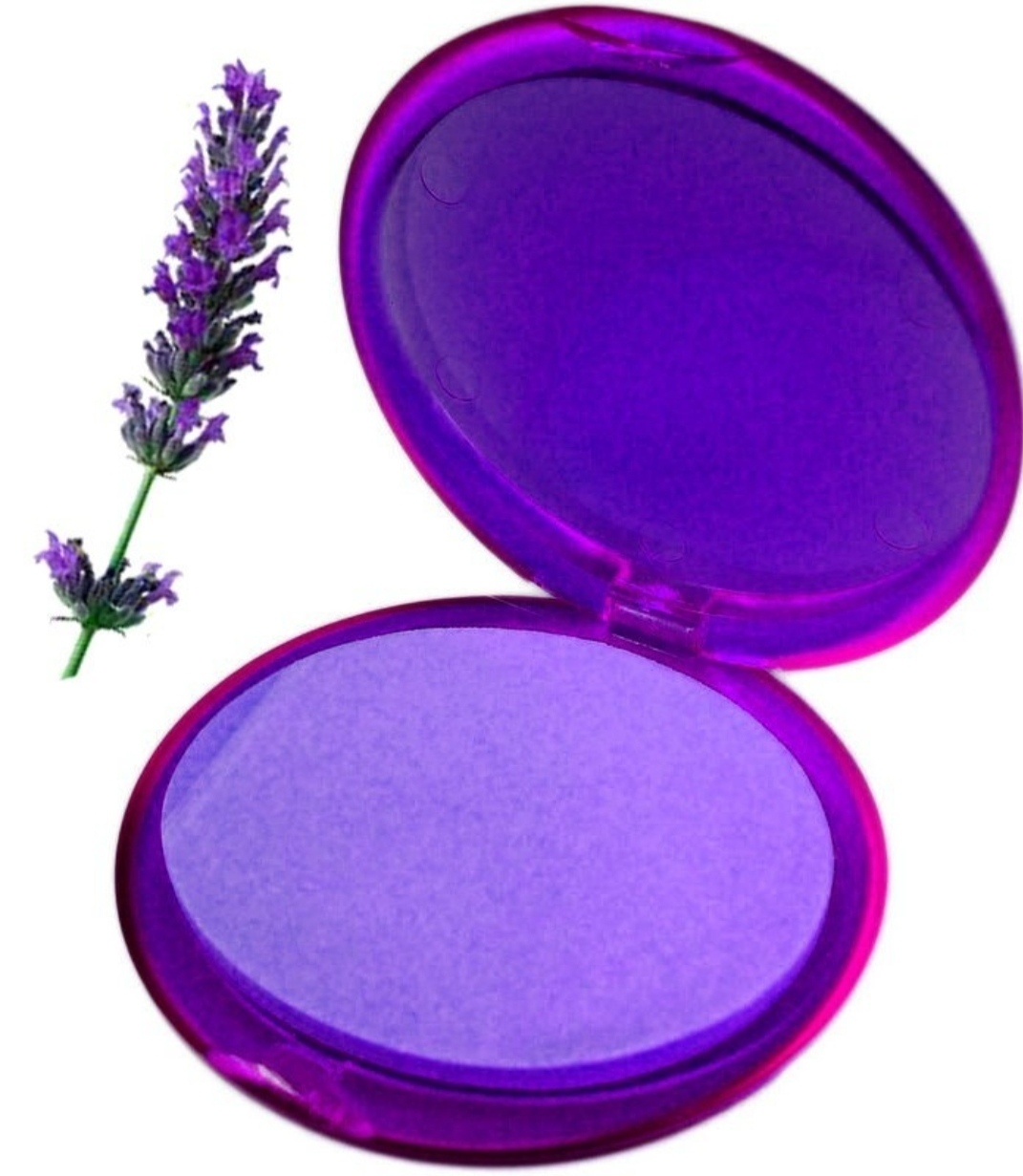 Estojo plástico roxo com sombra roxa clara e ramo de lavanda ao lado