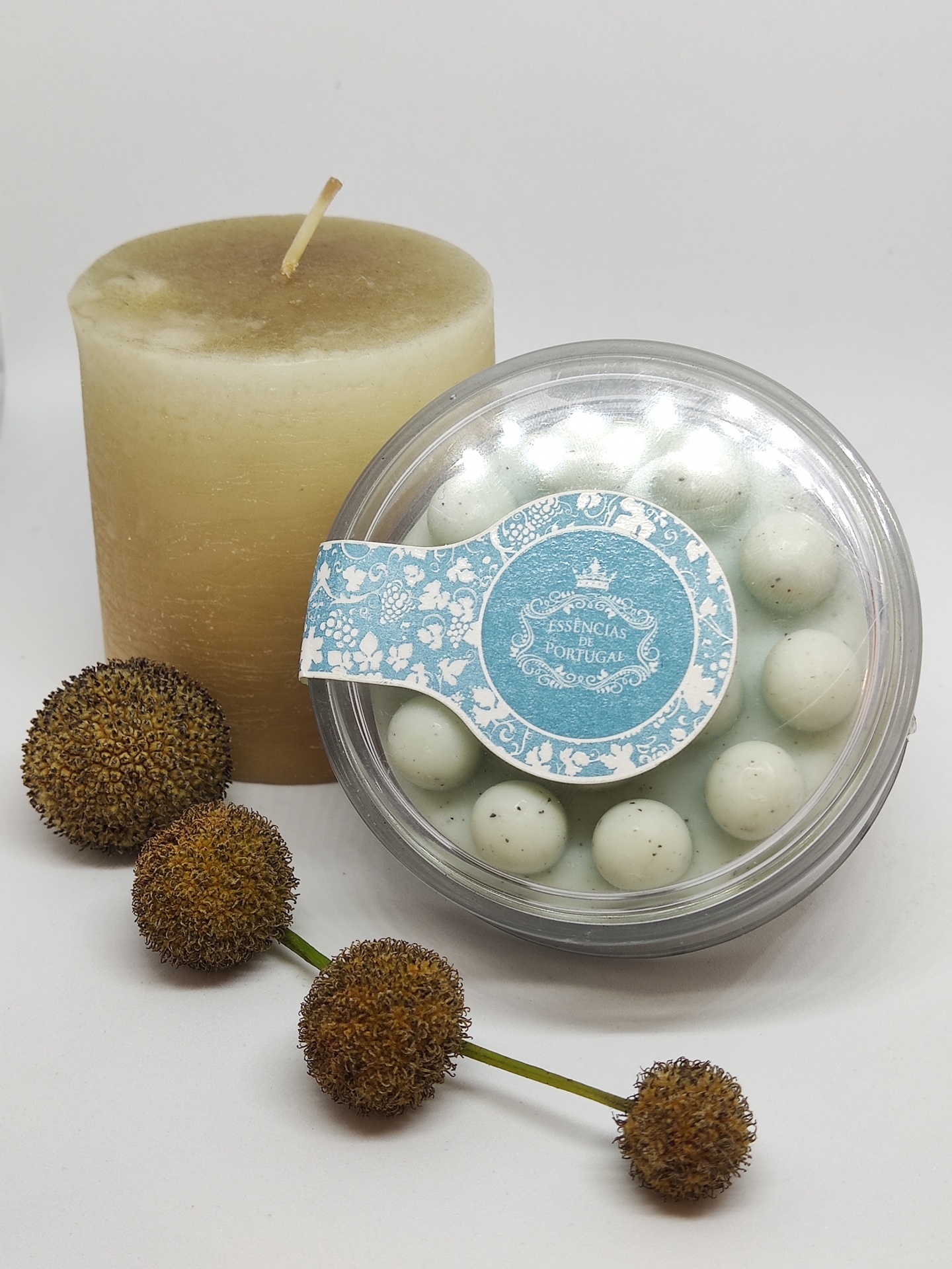 Conjunto aromaterapia com vela, bolas brancas e sementes secas