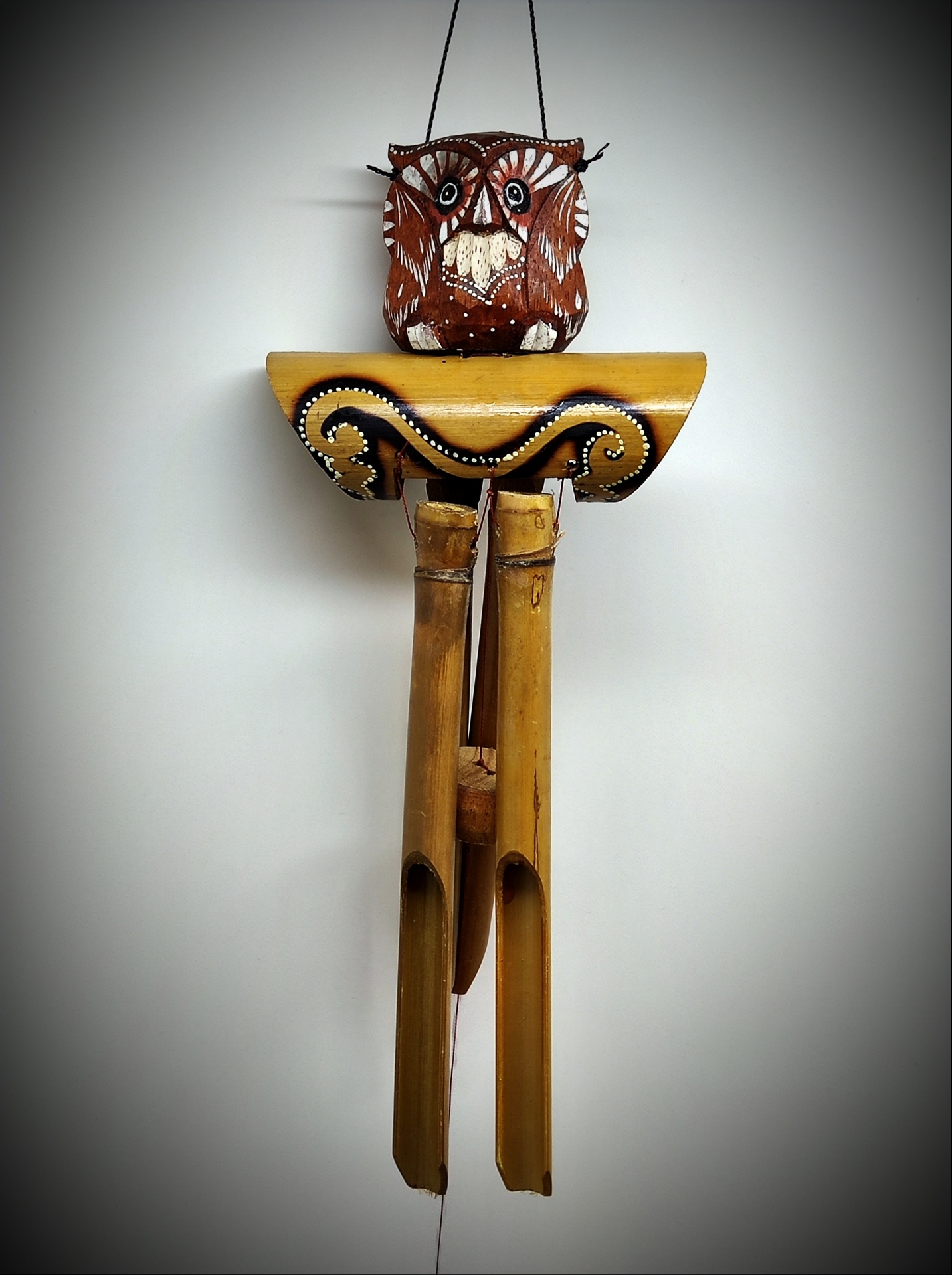 Sino dos ventos de bambu com decoração de coruja em madeira pintada