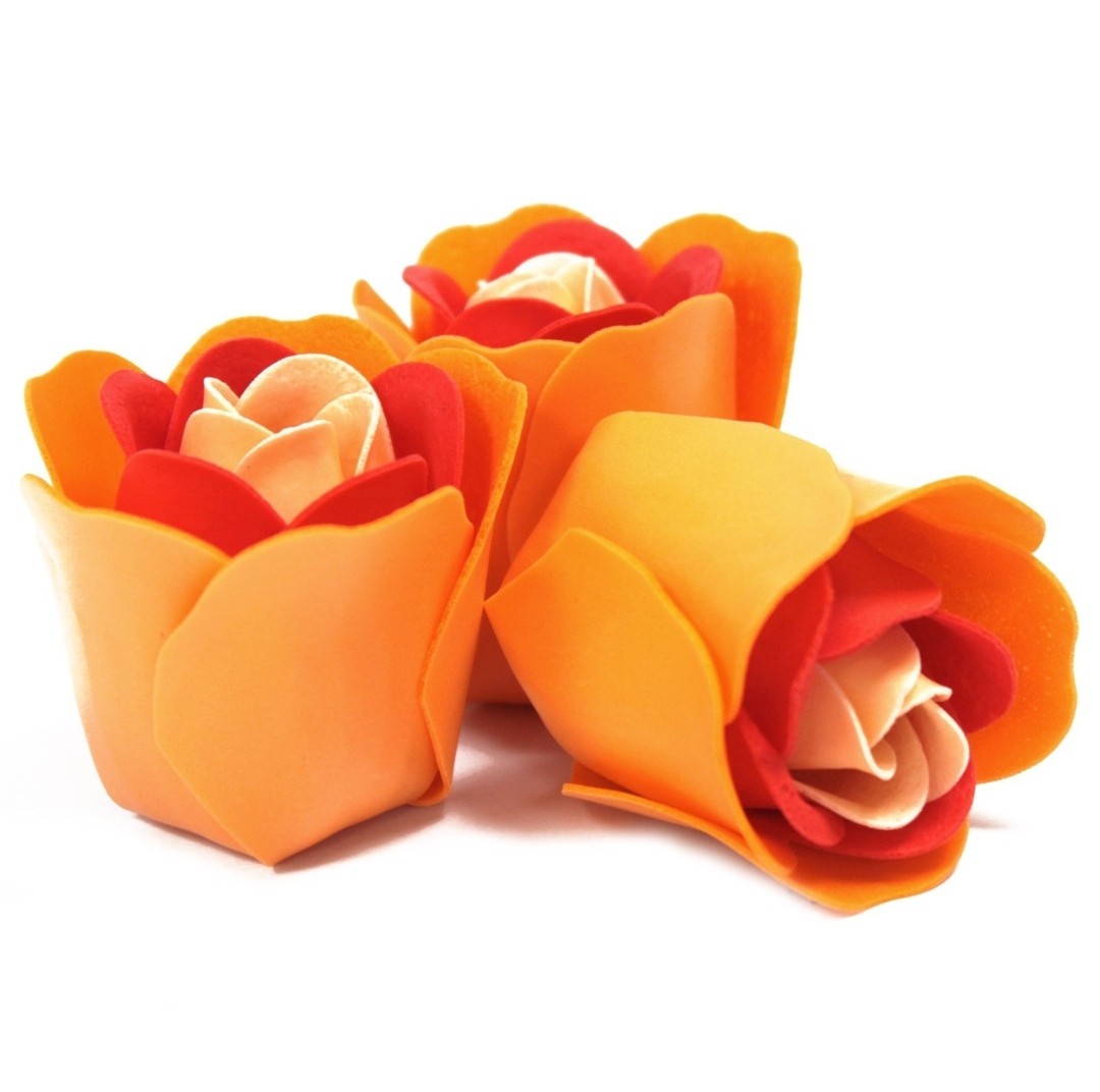 Flores artificiais laranja e vermelho sobre fundo branco