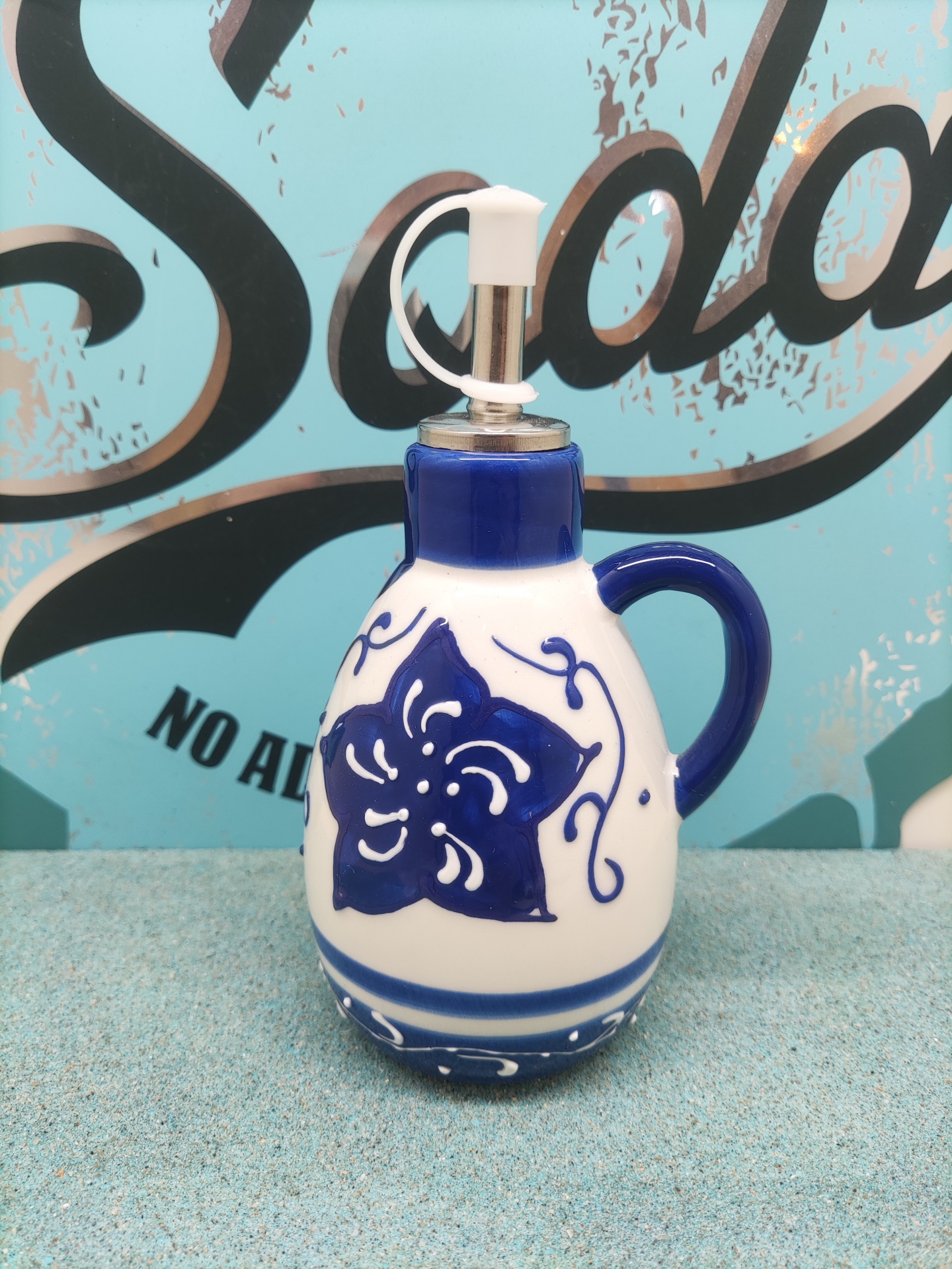Frasco dispensador cerâmico branco e azul com tampa metálica
