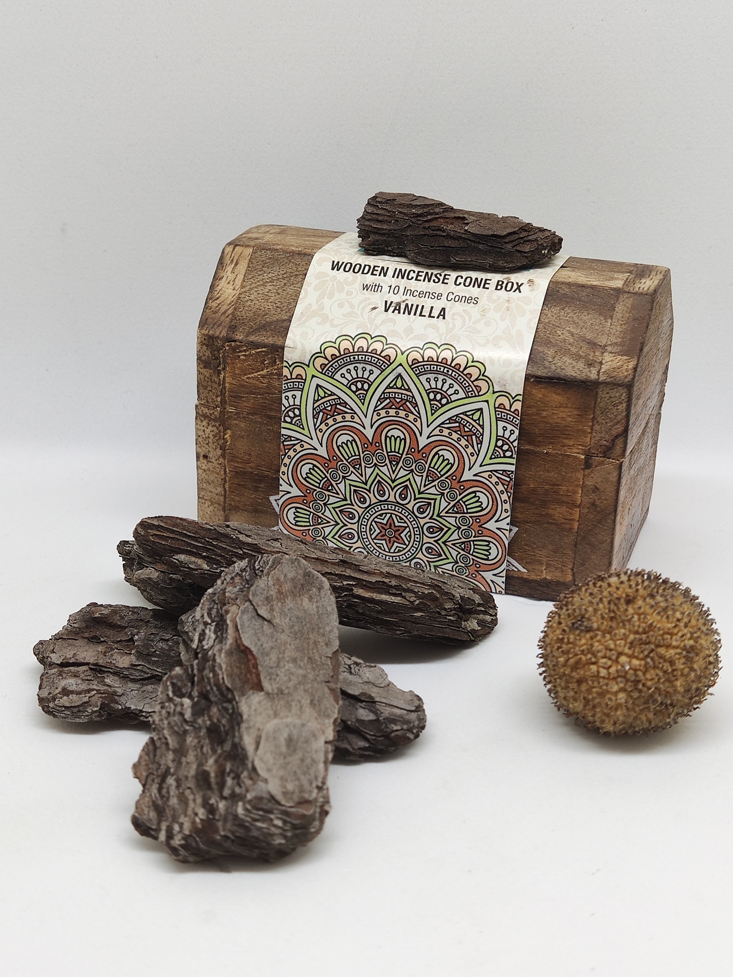 Caixa de madeira para incenso com etiqueta e incenso em pedaços ao lado