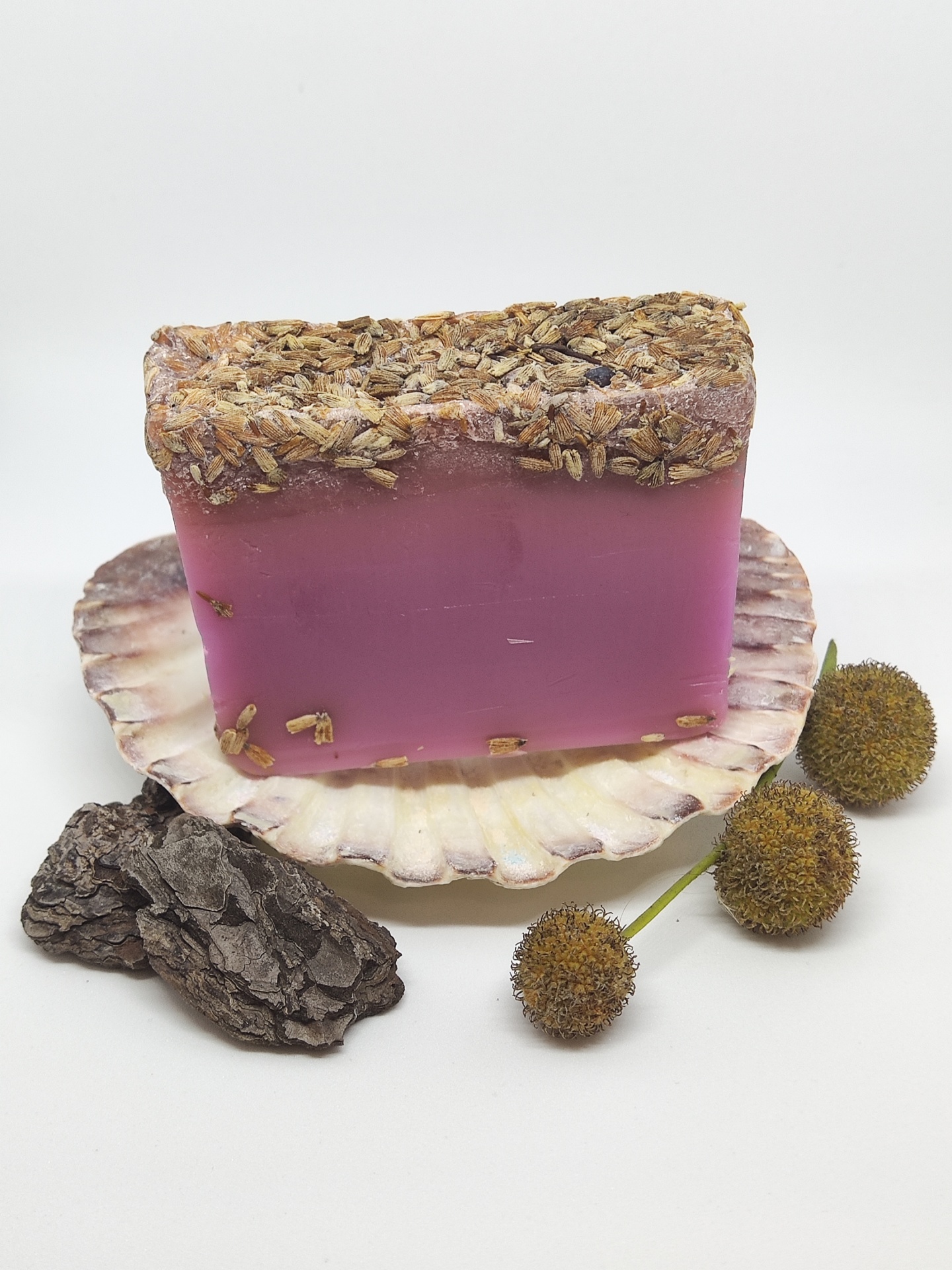 Sabonete artesanal rosa com sementes, concha, casca de árvore e flores secas