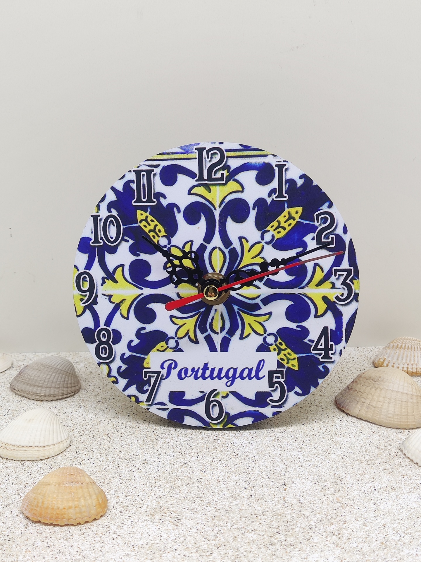 Relógio decorativo redondo com padrão azul e amarelo e texto Portugal
