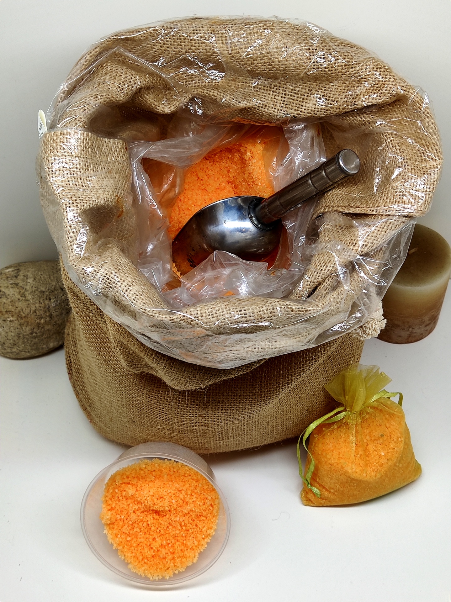 Saco de juta com sal grosso laranja e acessórios
