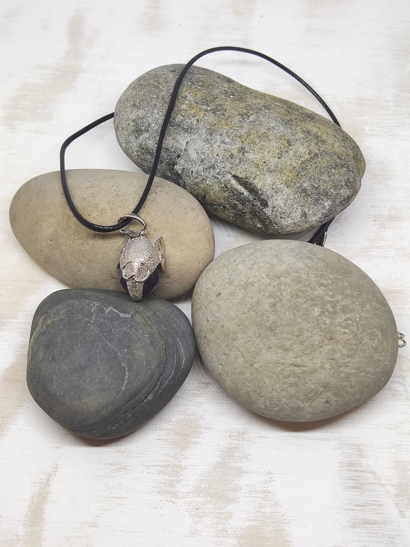 Colar com pendente cabeça de leopardo prateado sobre pedras