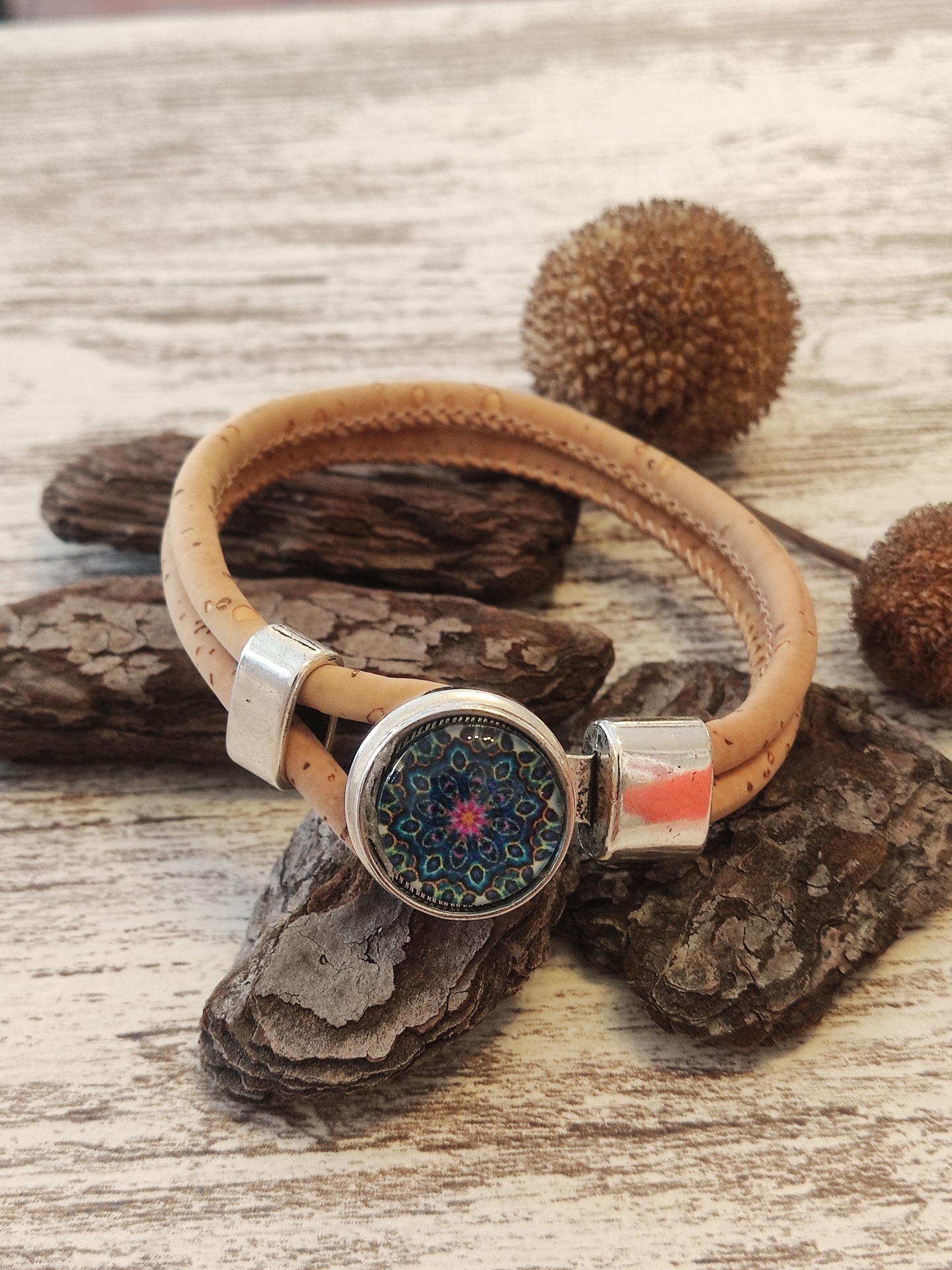 Pulseira de cortiça com medalhão decorativo em padrão mandala e fecho prateado