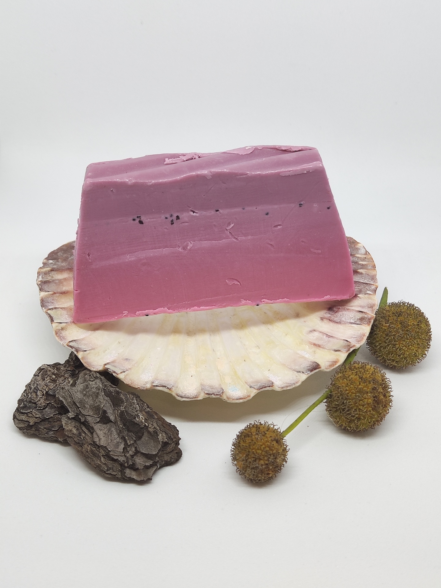 Sabonete artesanal rosa sobre concha e elementos naturais