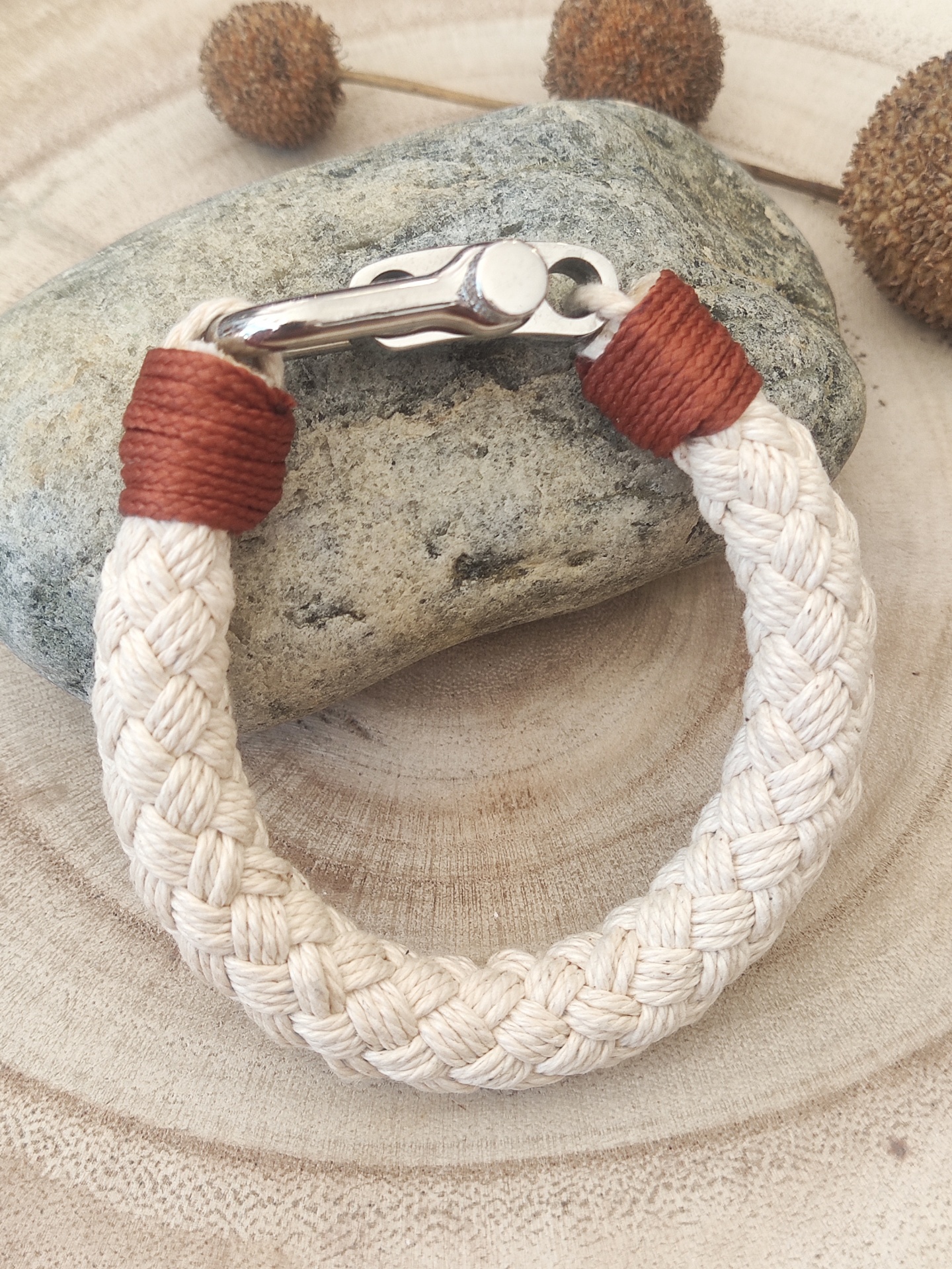 Pulseira trançada de corda branca com fecho metálico prateado