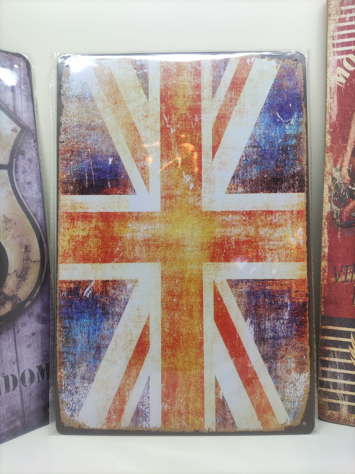 Placa metálica com a bandeira desgastada do Reino Unido