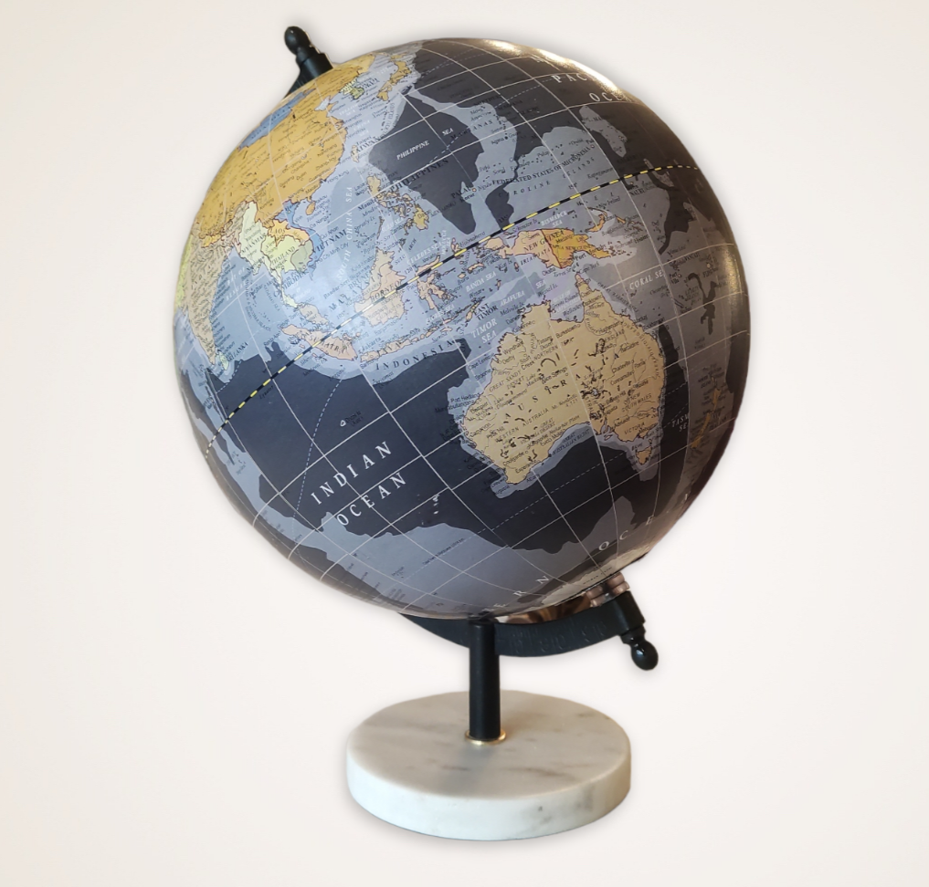 globo terrestre com base de mármore com continentes e oceanos destacados