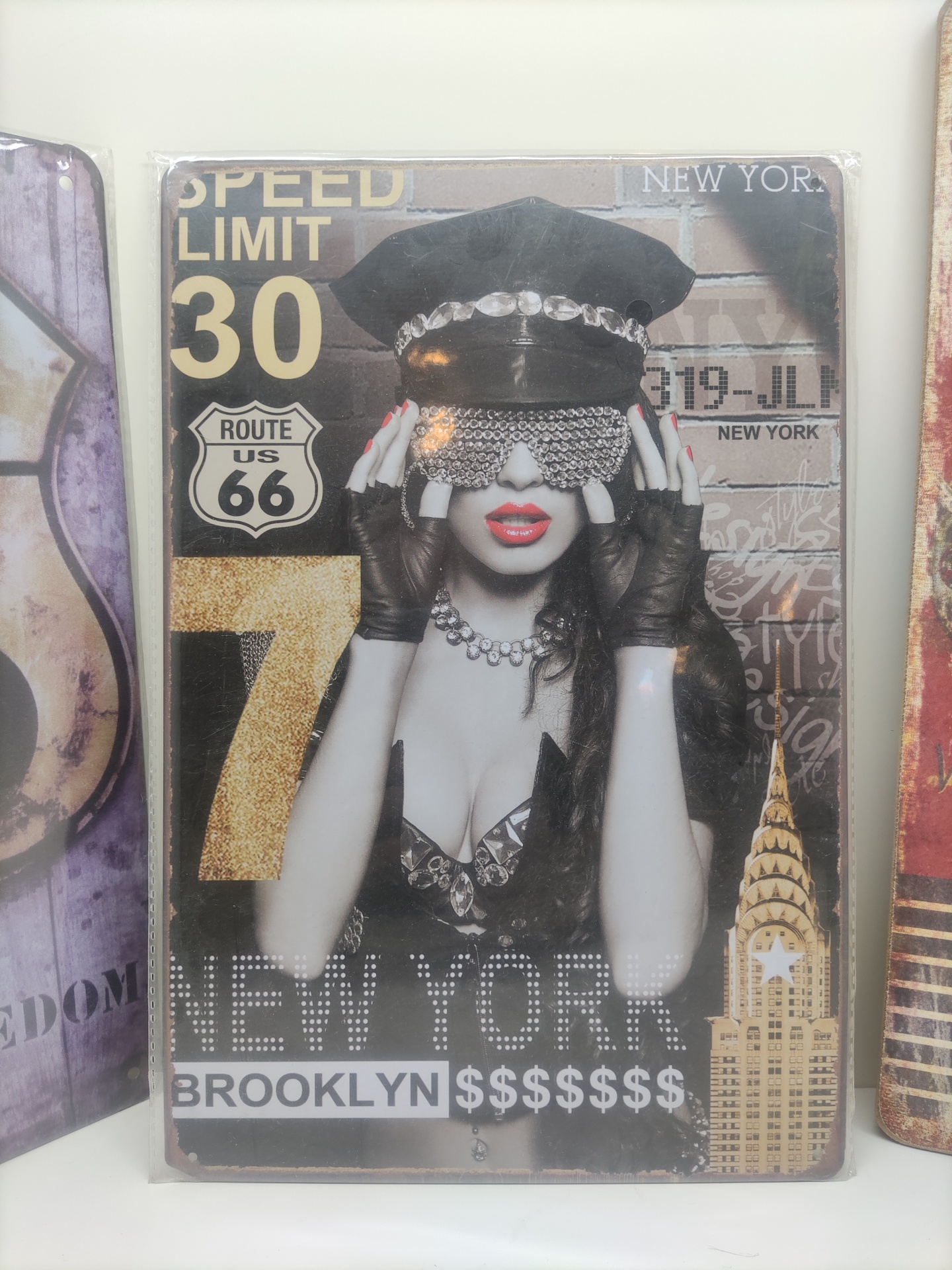 Placa metálica decorativa com mulher estilizada, textos e ícones de Nova York