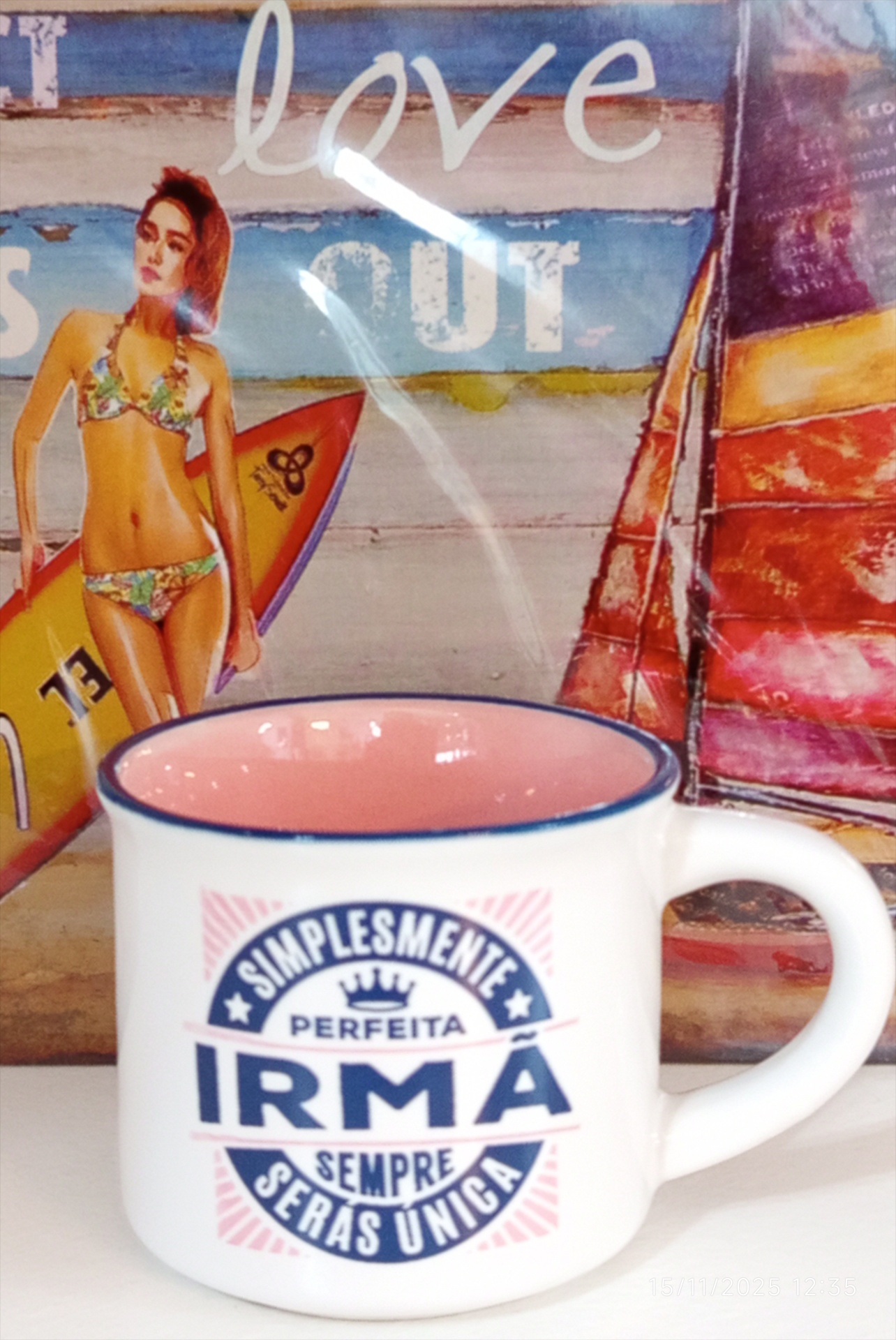 Caneca branca com texto para irmã e imagem de rapariga de biquíni com prancha de surf