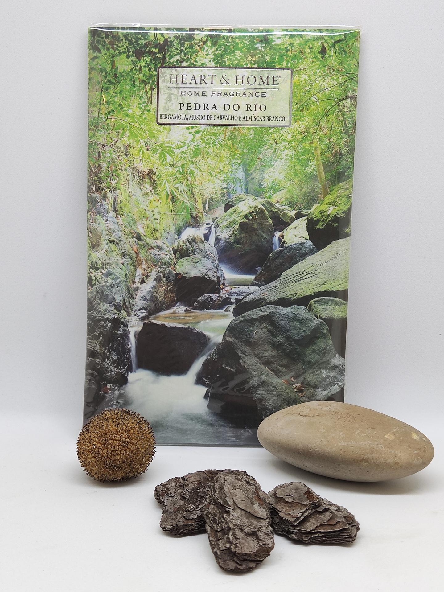Fragrância para casa com embalagem ilustrada de riacho e pedras, bola decorativa, pedra lisa e lascas de casca