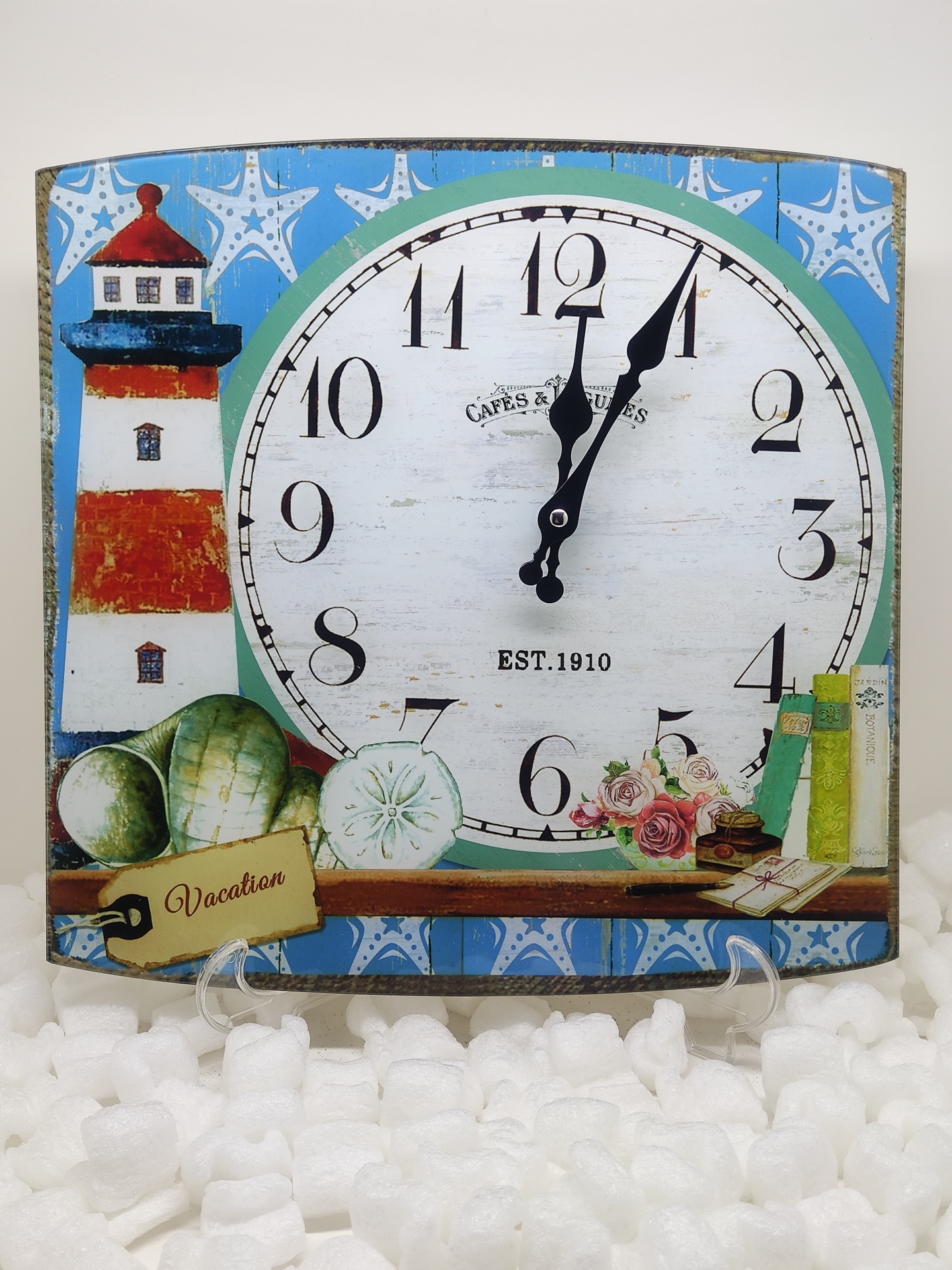 Relógio decorativo com farol, estrelas do mar e elementos temáticos de férias