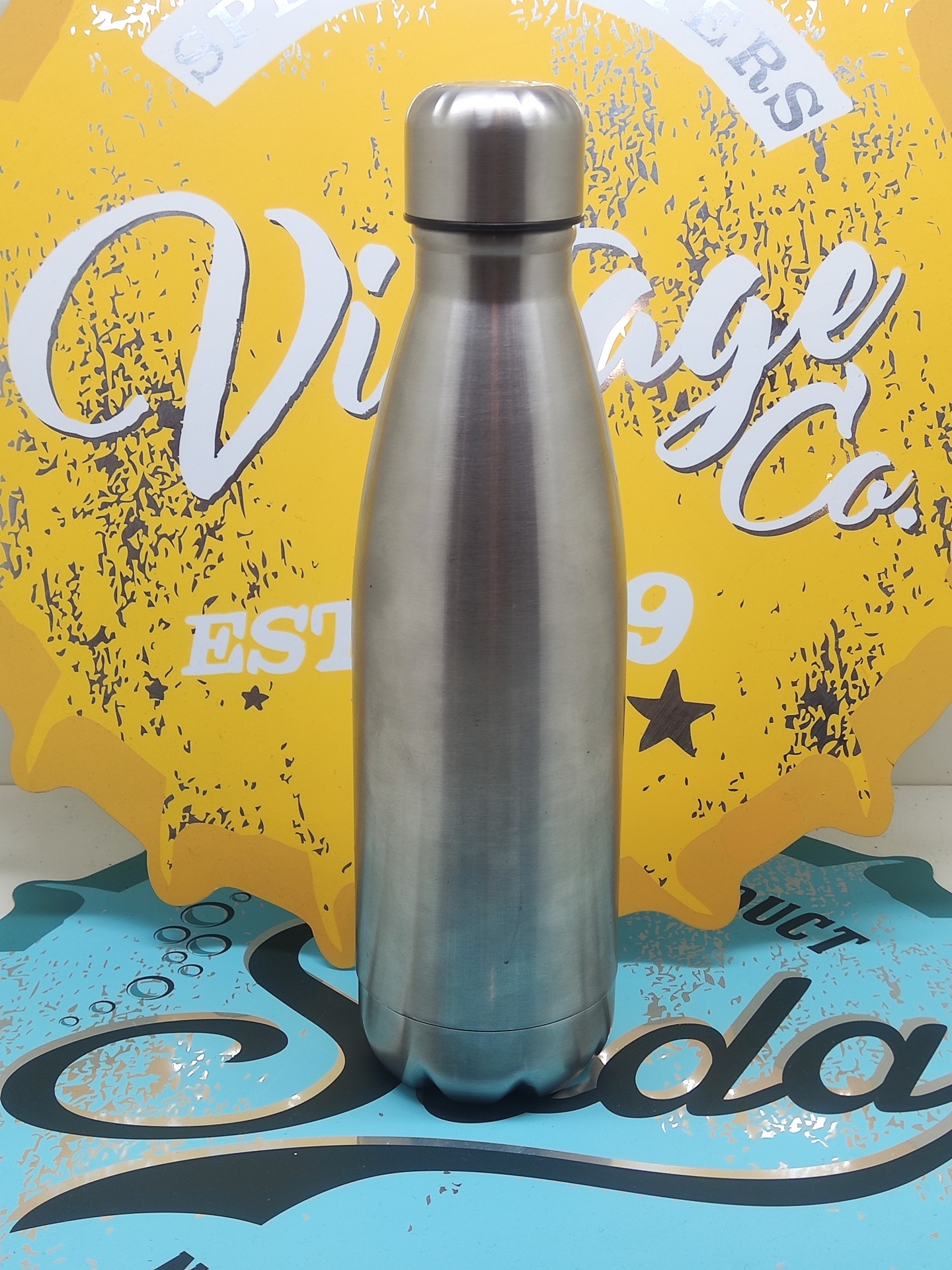 Garrafa térmica metálica prateada com tampa rosqueável