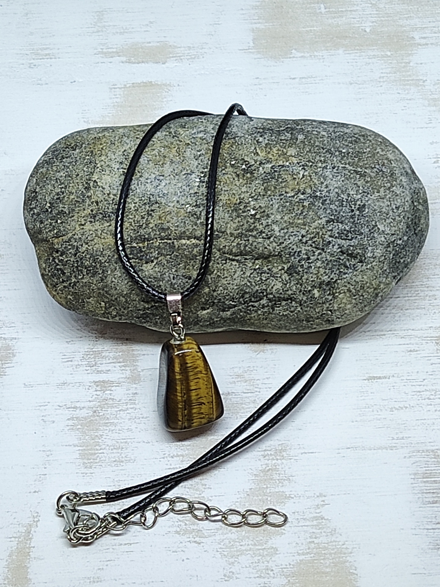 Colar com pendente de pedra olho de tigre em cordão preto