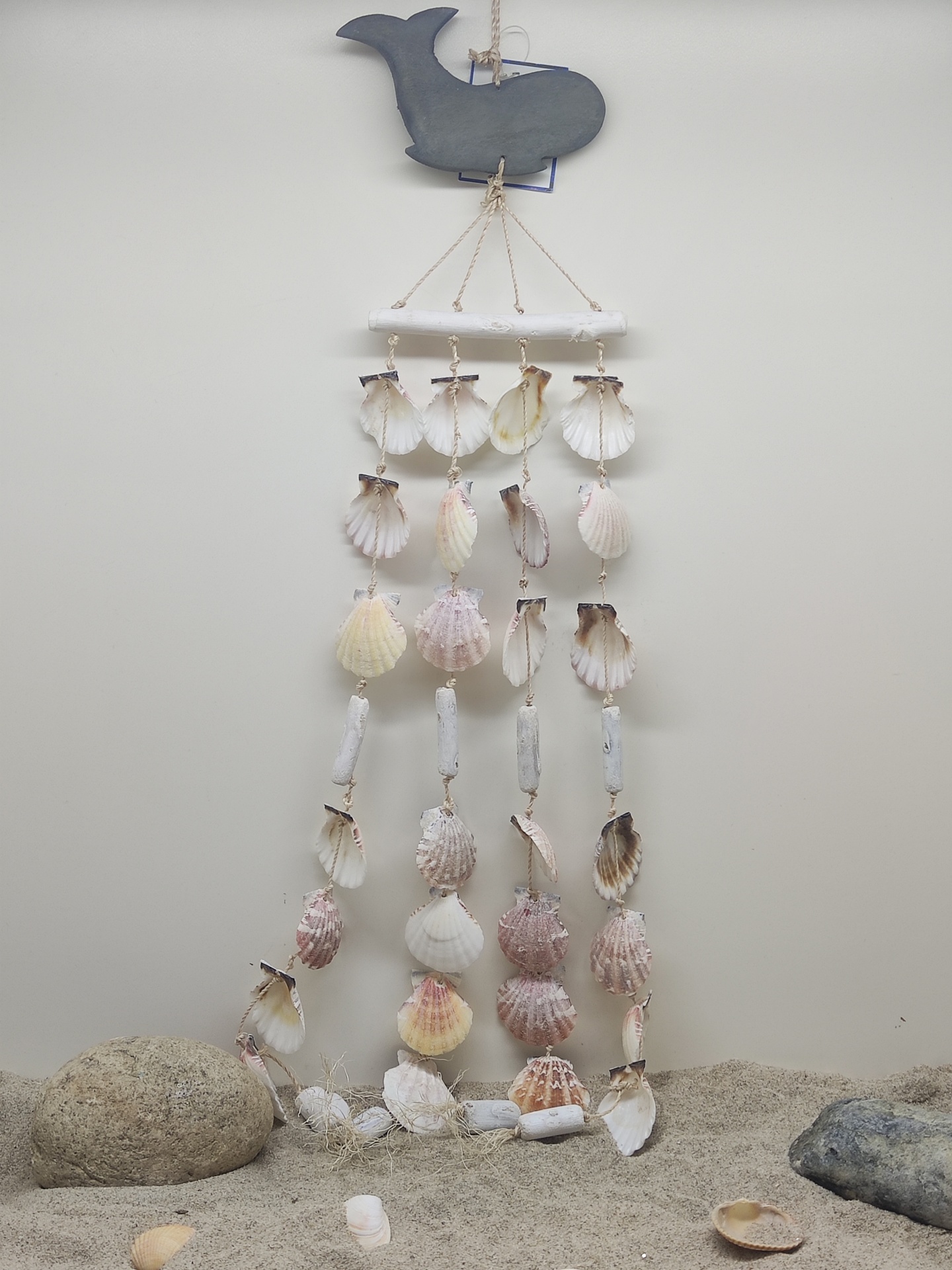 Pendente decorativo de conchas naturais com figura de baleia cinzenta