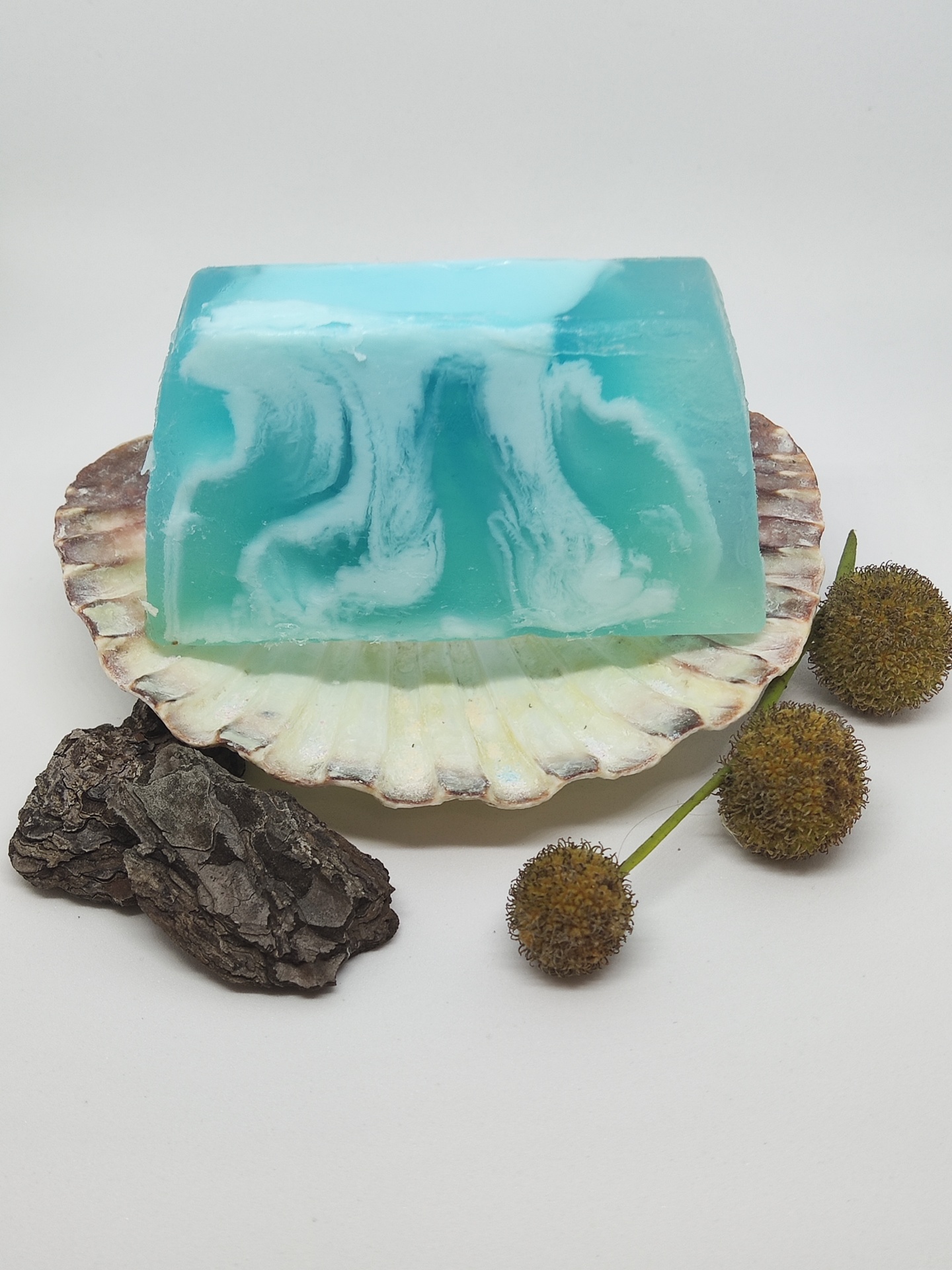 Sabonete azul marmoreado em concha, decoração natural em fundo branco