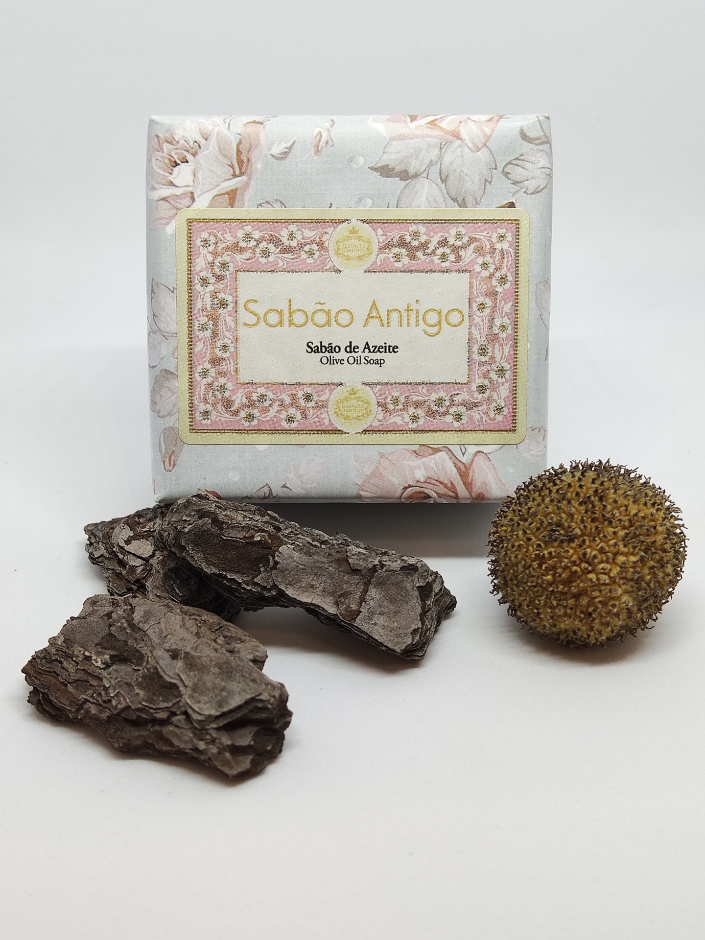 Sabonete Sabão Antigo embalado com cascas secas e fruto espinhoso à frente