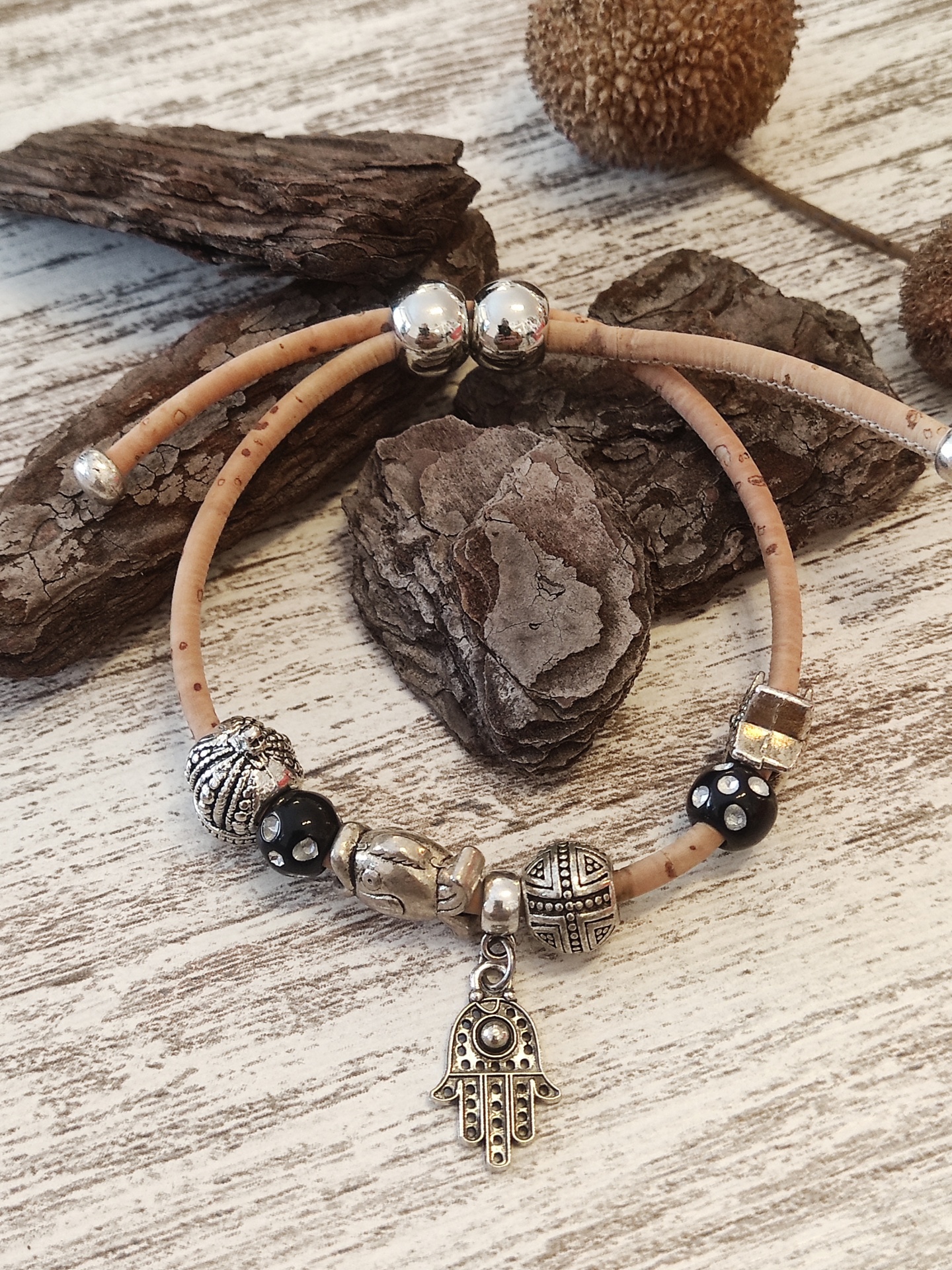 Pulseira ajustável em cortiça com contas metálicas prateadas e pendente em forma de mão