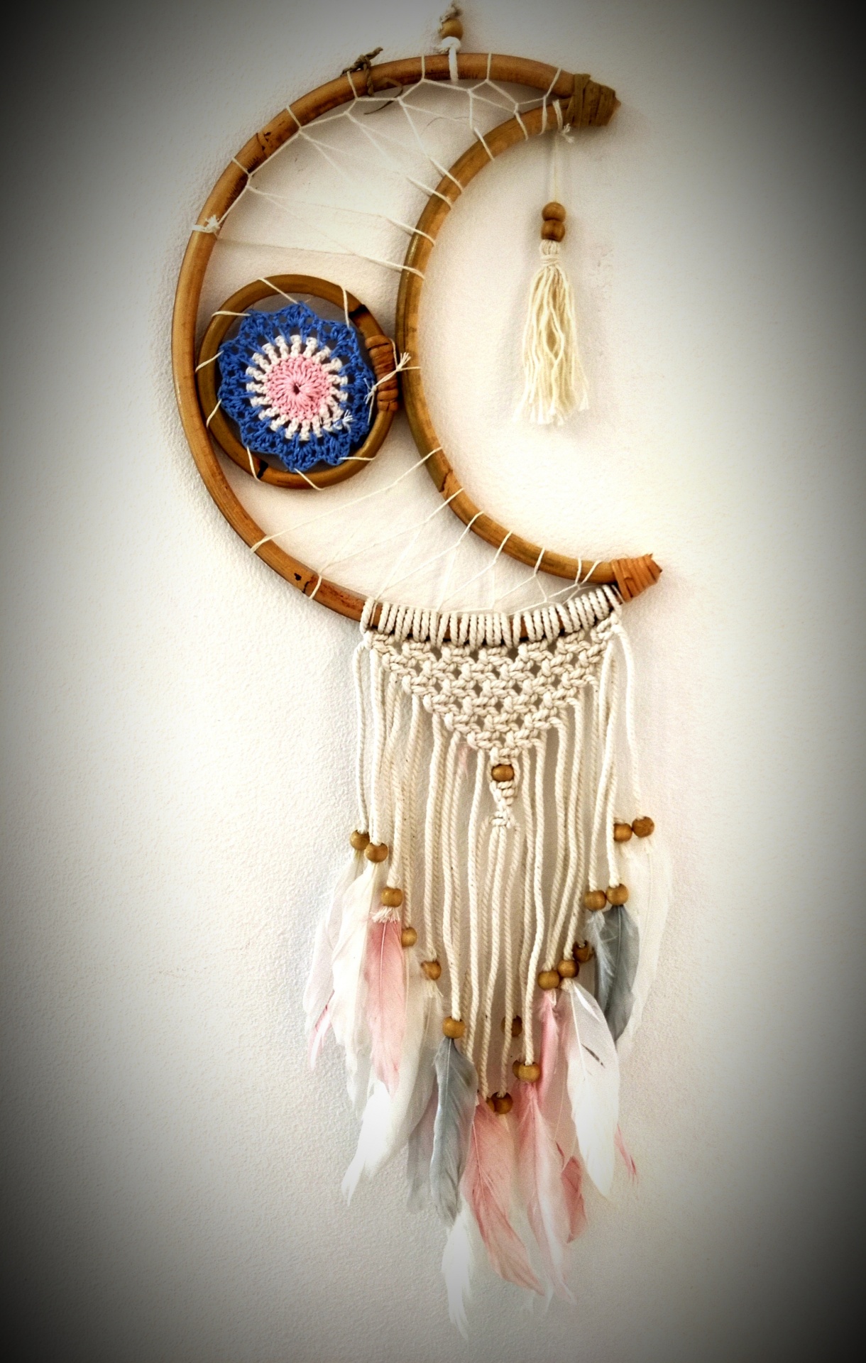 Apanhador de sonhos em forma de lua com croché, contas de madeira, cordas e penas coloridas