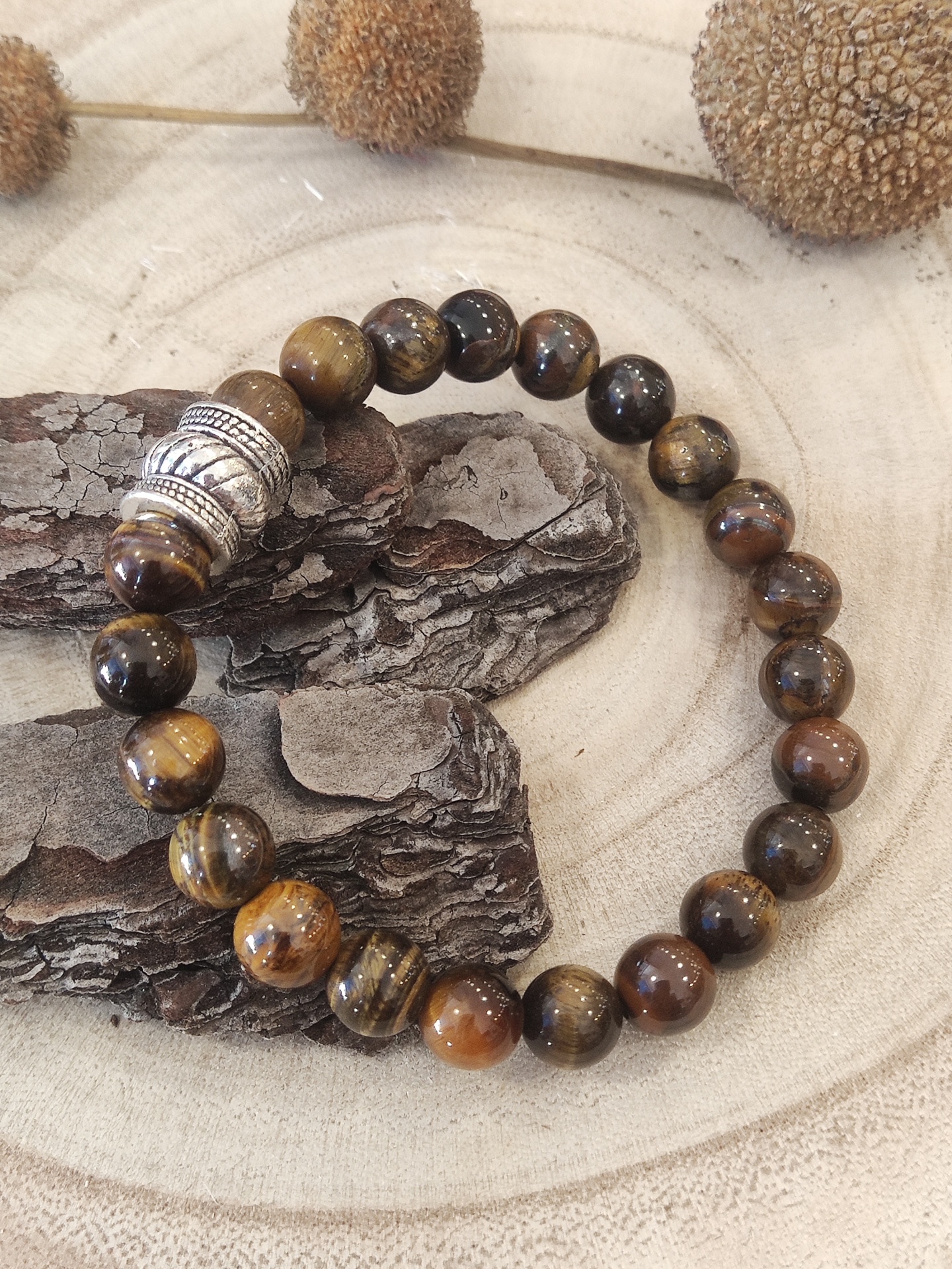 Pulseira com contas em pedra natural castanha e decorativas metálicas