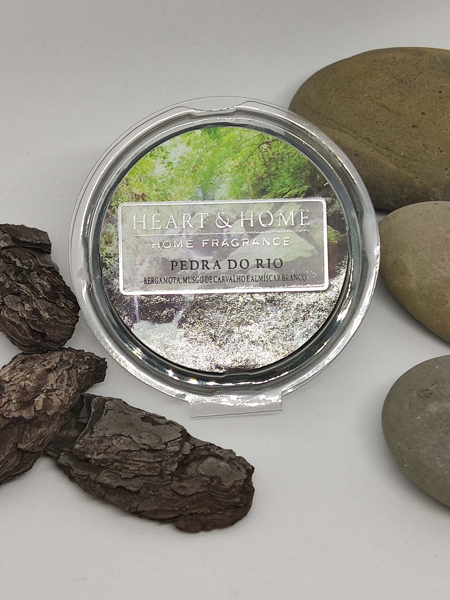 Fragrância Heart & Home Pedra do Rio com cenário natural