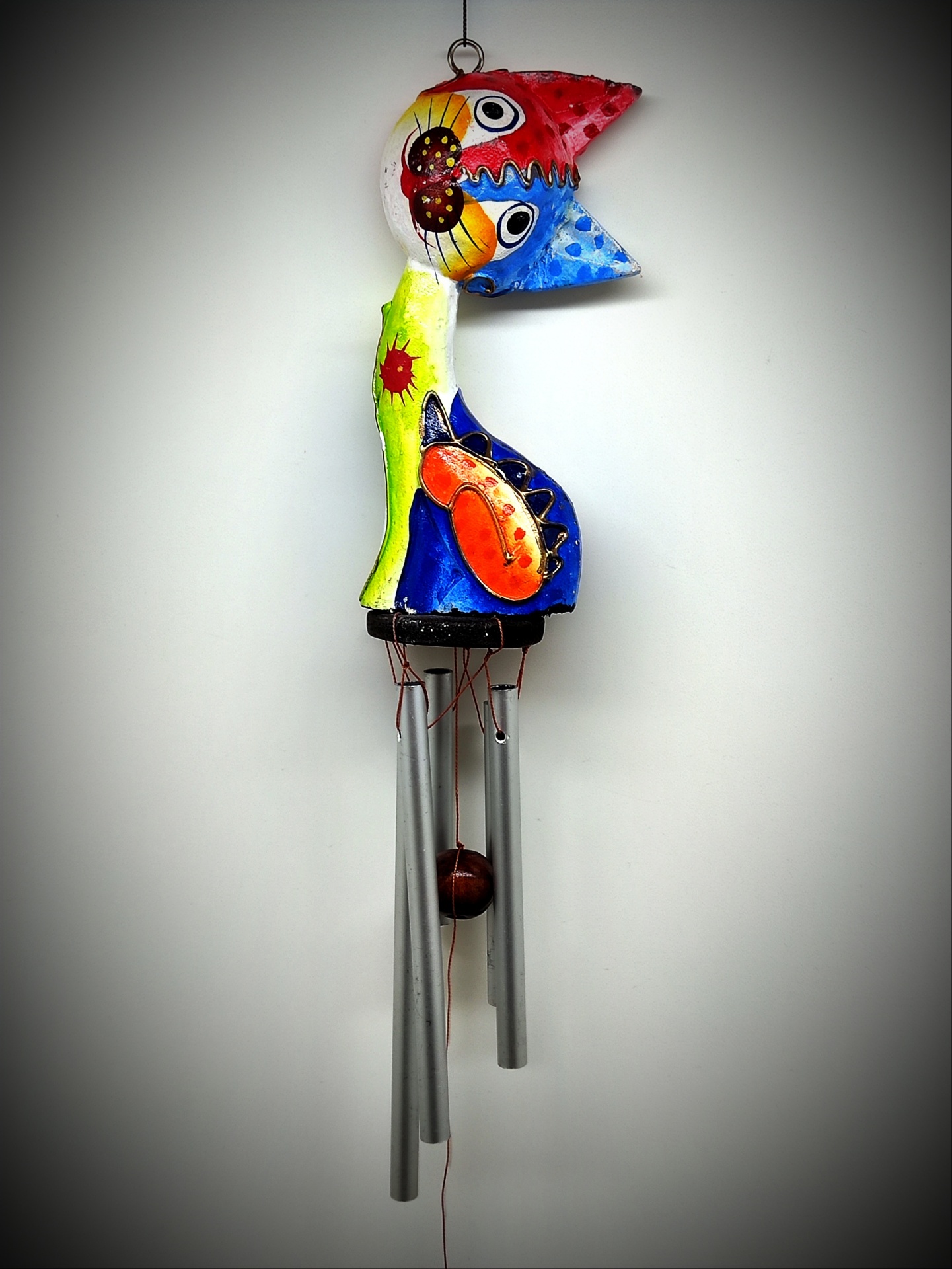 Sino dos ventos colorido em forma de gato pintado à mão com tubos metálicos pendurado na parede