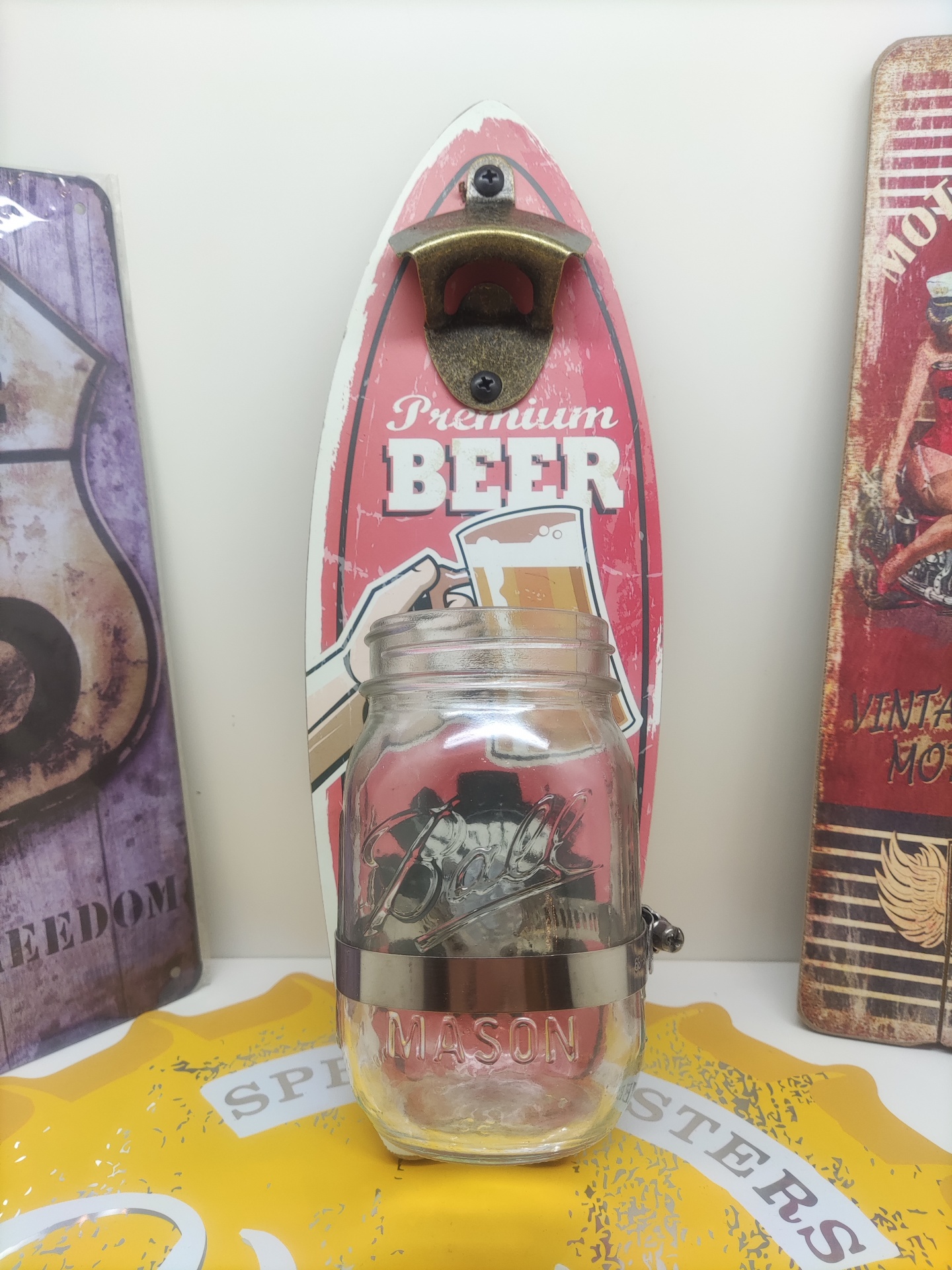 Abridor de garrafas com base em vidro Mason e tábua de madeira vermelha com texto e imagem de cerveja