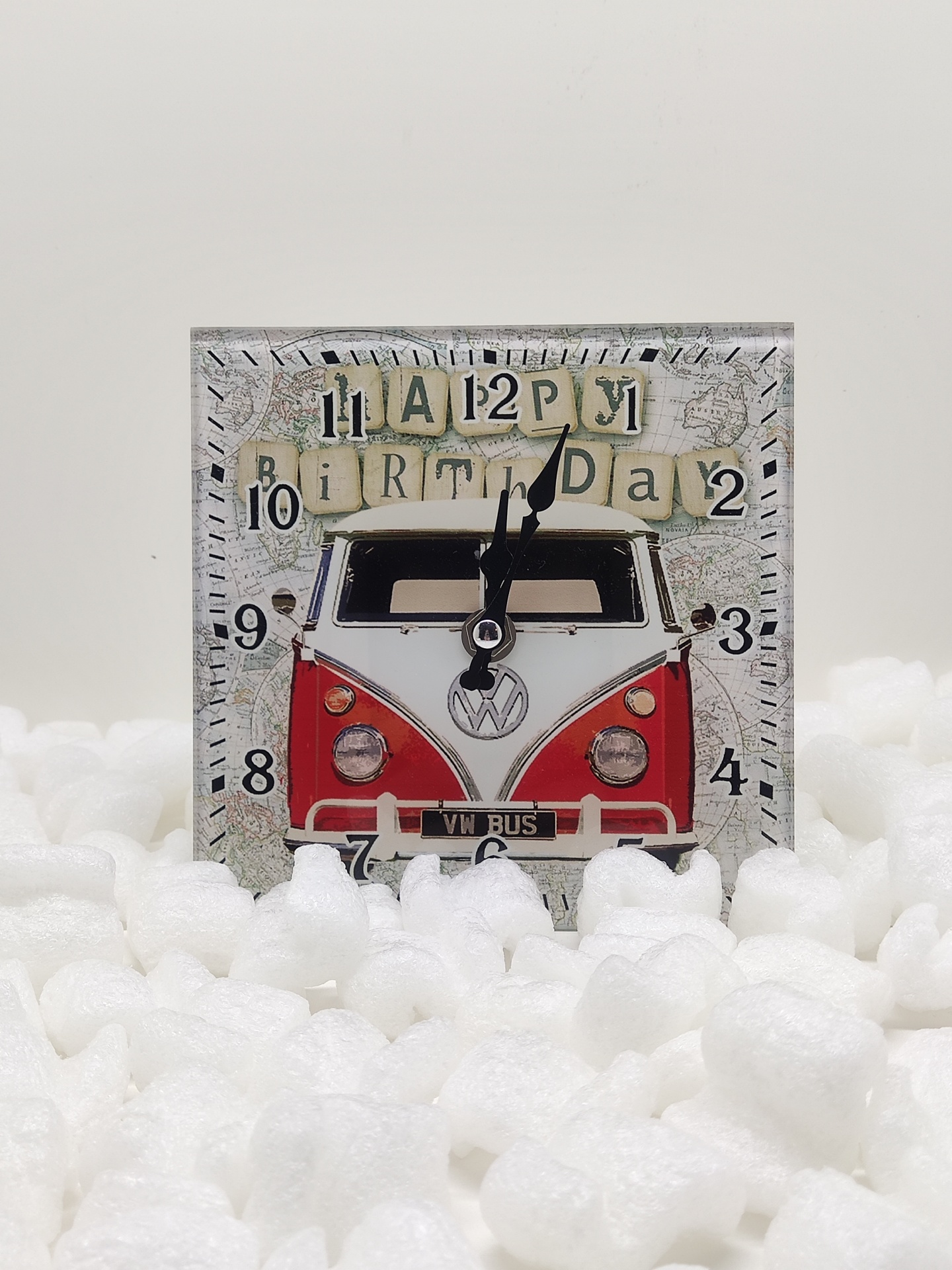 Relógio decorativo com autocarro VW e mensagem 'HAPPY BIRTHDAY'