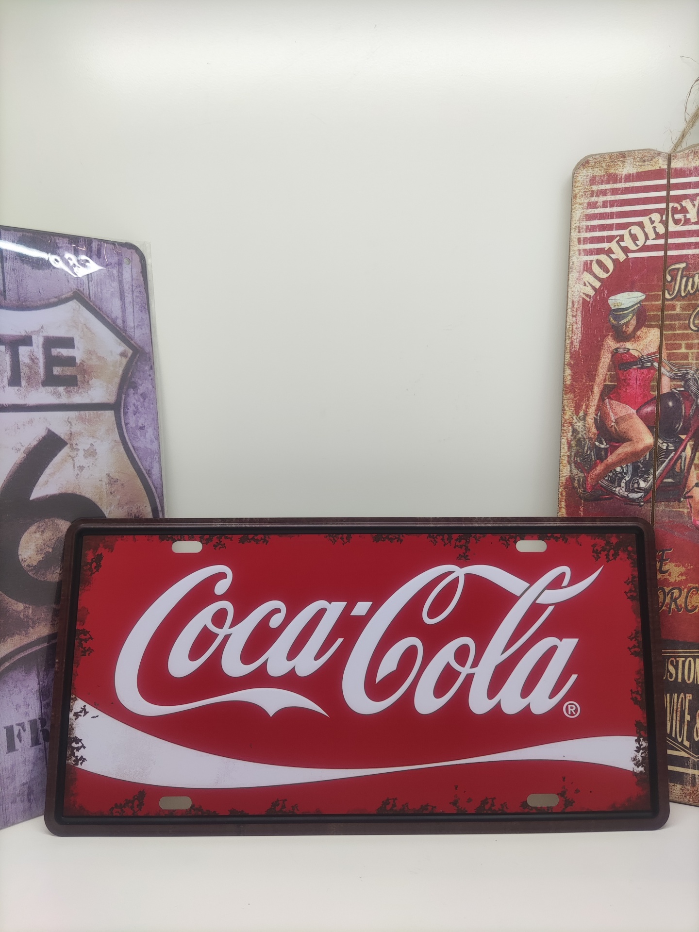 Placa decorativa de metal vermelha com logótipo Coca-Cola branco