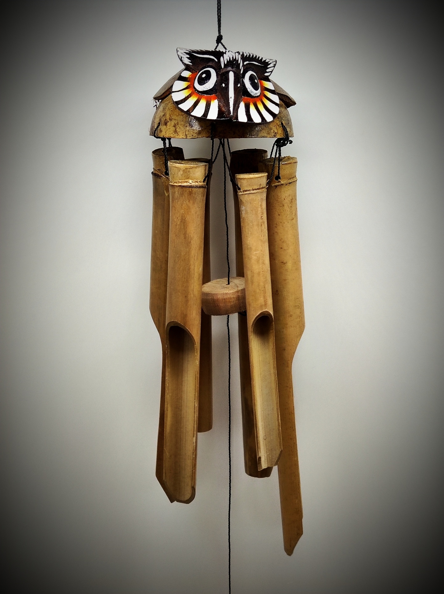 Sino dos ventos de bambu com cabeça de coruja pintada
