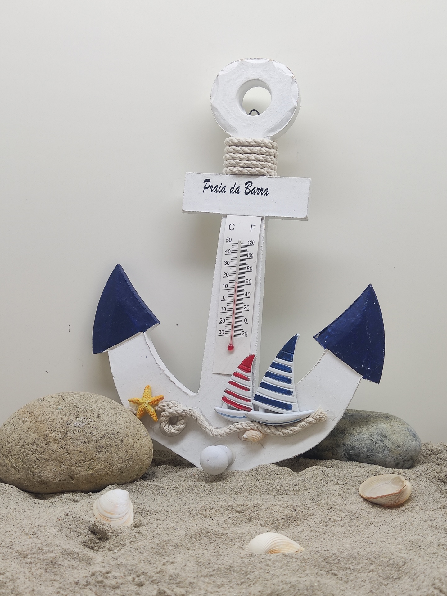 Termómetro decorativo em forma de âncora com conchas e areia
