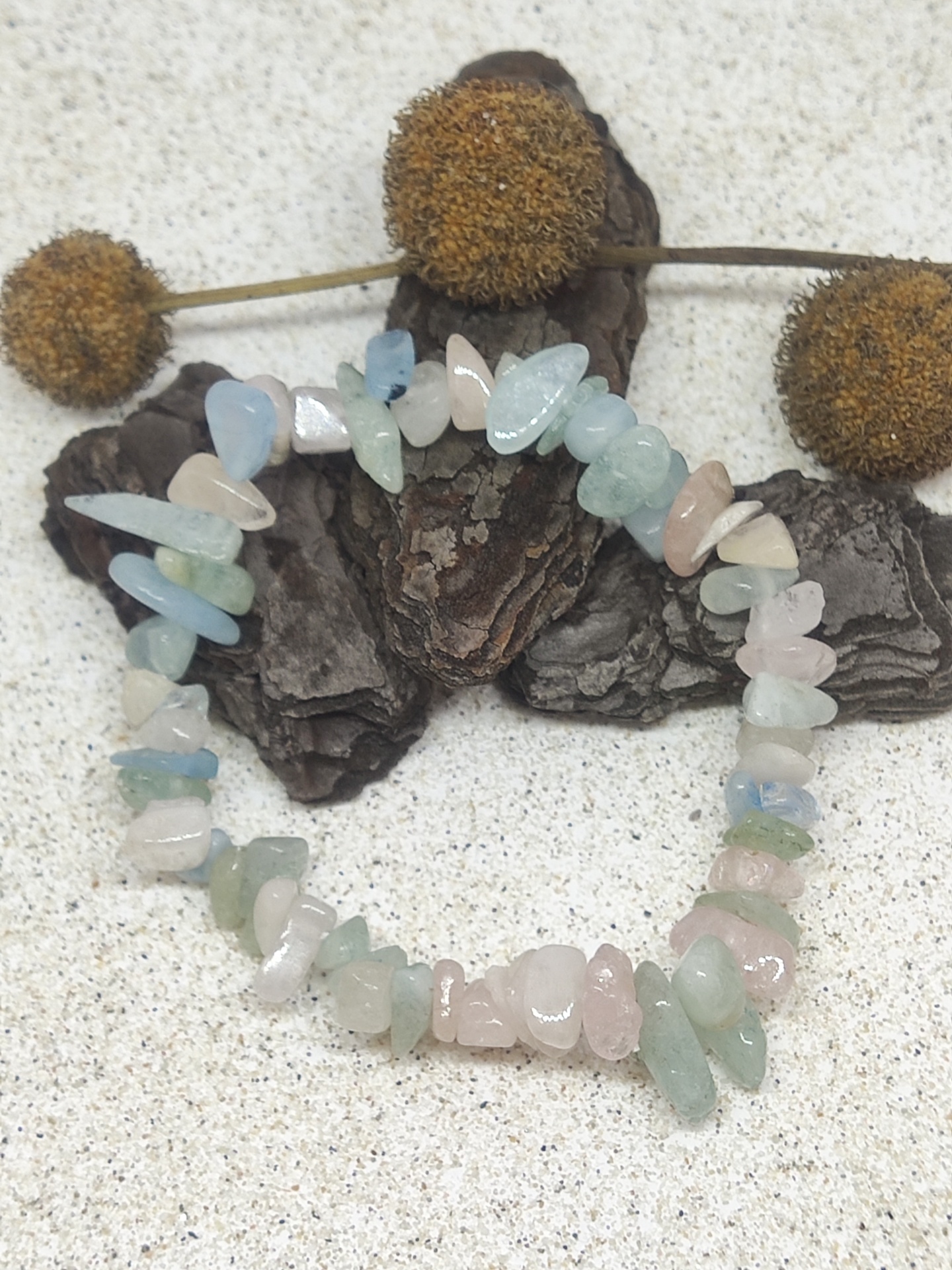 Pulseira de pedras pastel com flores secas e casca de árvore