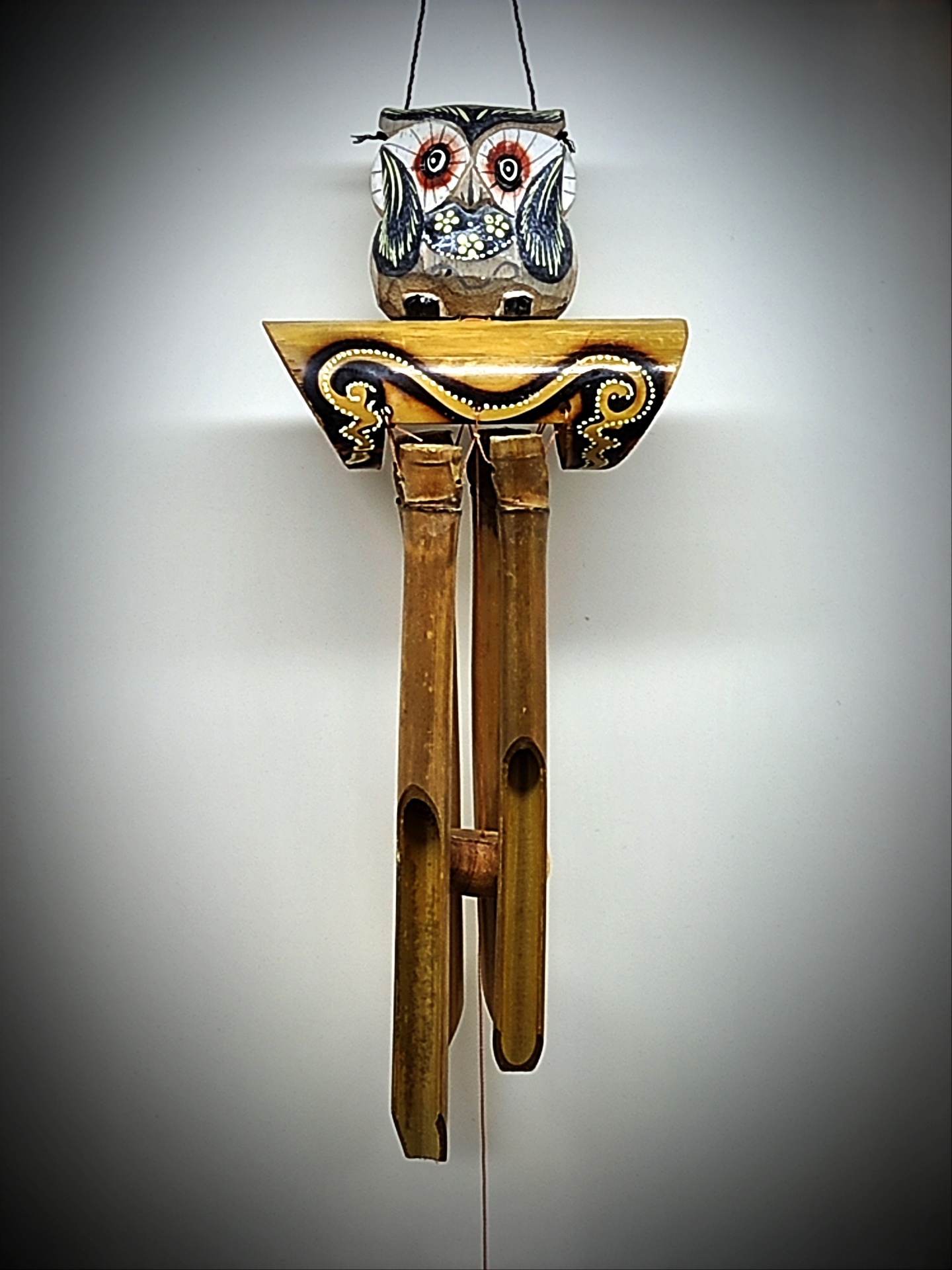 Sino dos ventos decorativo de coruja em madeira e bambu pendurado