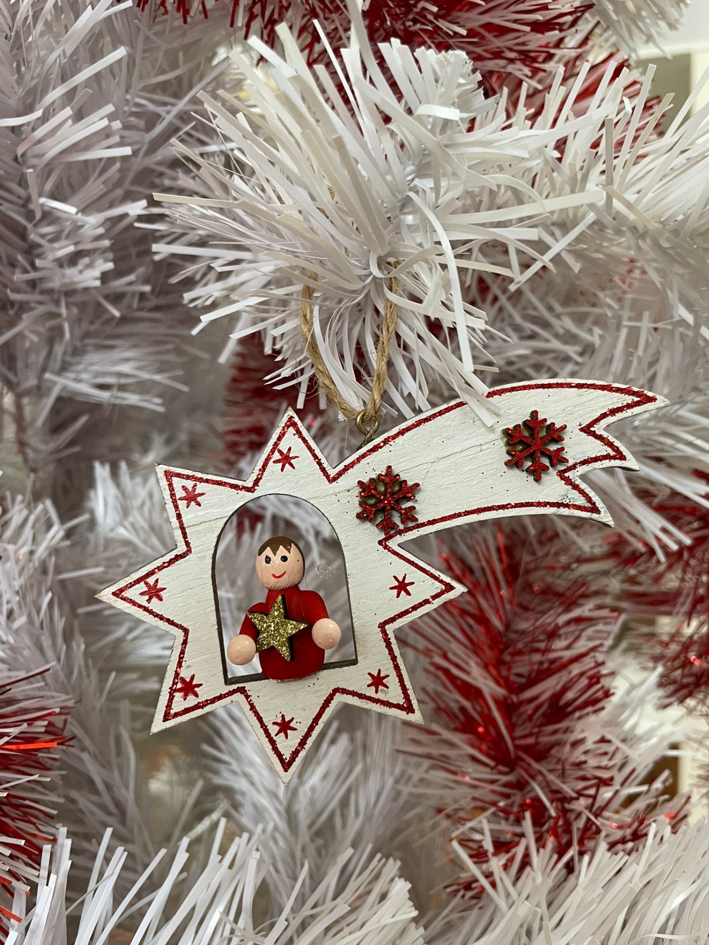 Enfeite de Natal estrela cadente branca com figura de madeira vestida de vermelho