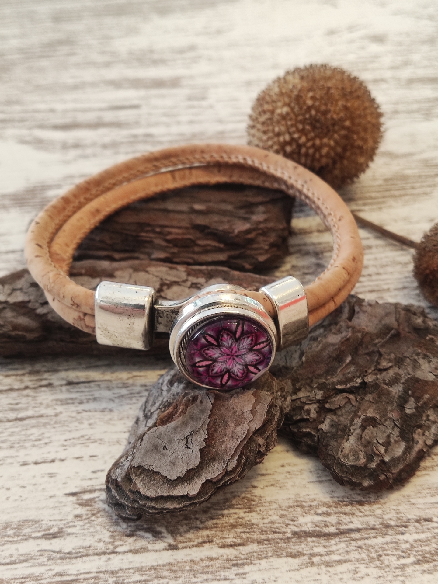 Pulseira de cortiça com fecho metálico e decoração floral roxa