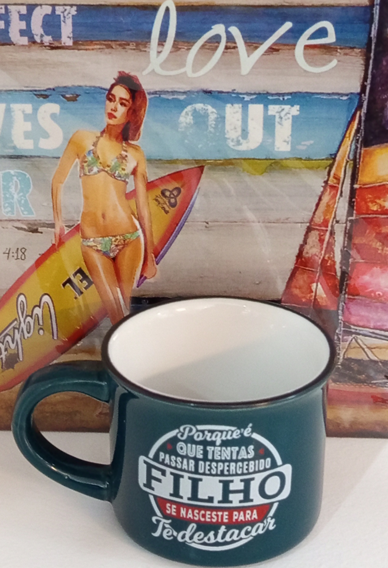 Caneca verde com texto em português e imagem de mulher de biquíni com prancha de surf